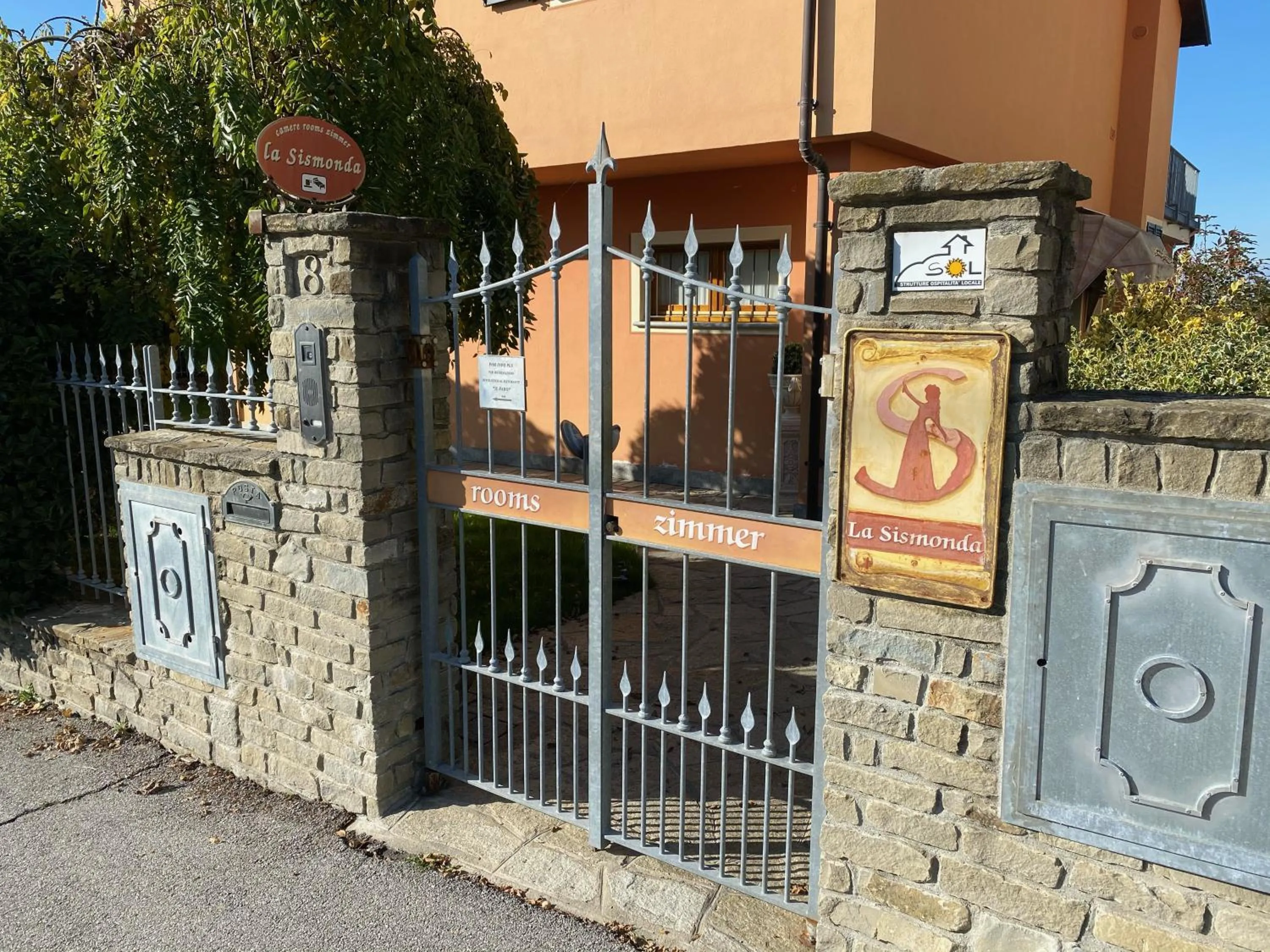 Facade/entrance in LA SISMONDA
