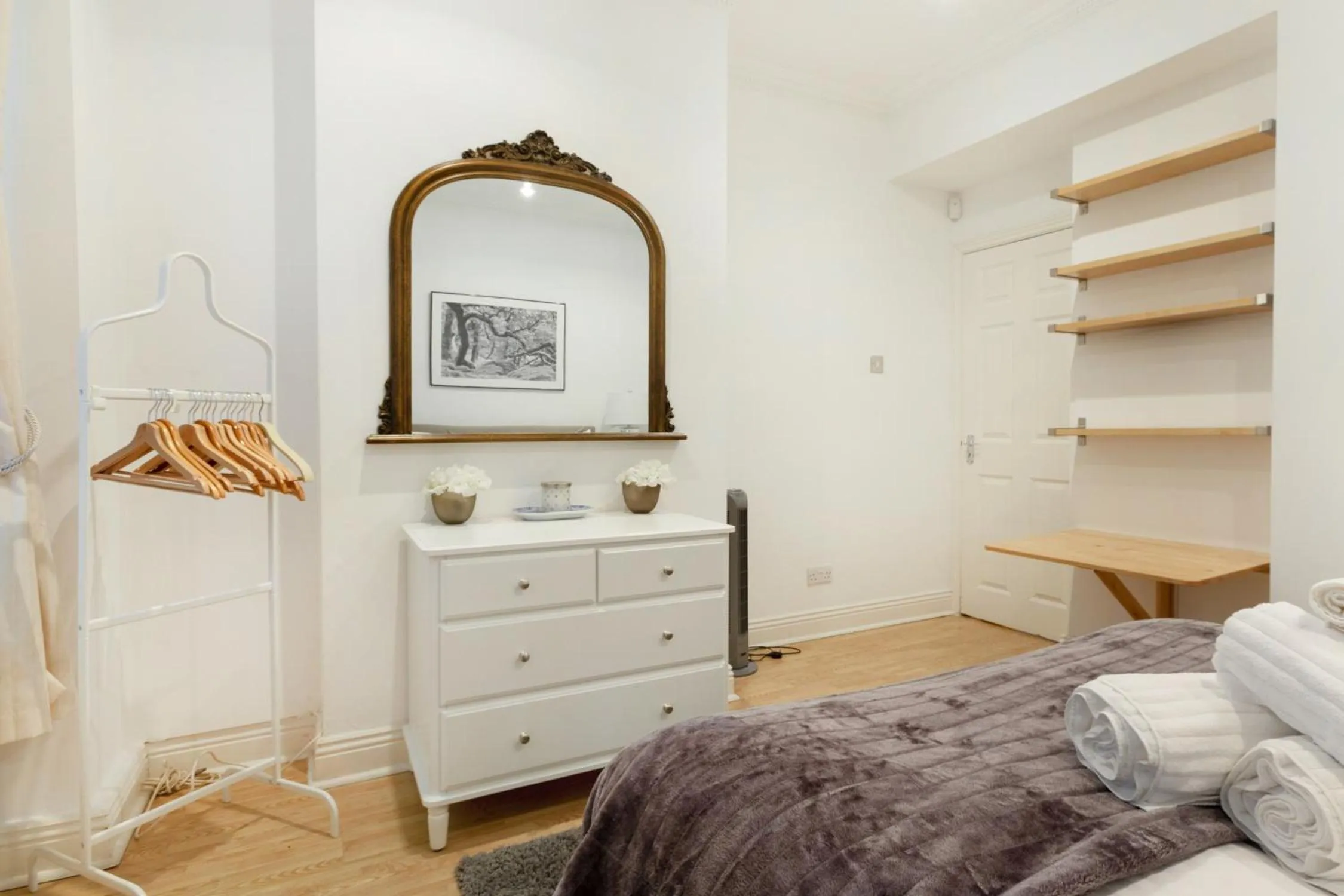 Bed in Spacious 1 bed Sloane Square