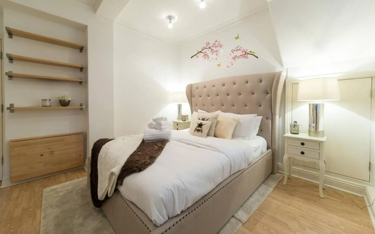 Bed in Spacious 1 bed Sloane Square