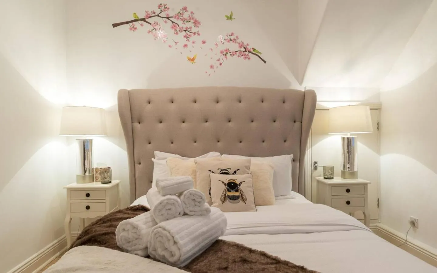 Bed in Spacious 1 bed Sloane Square