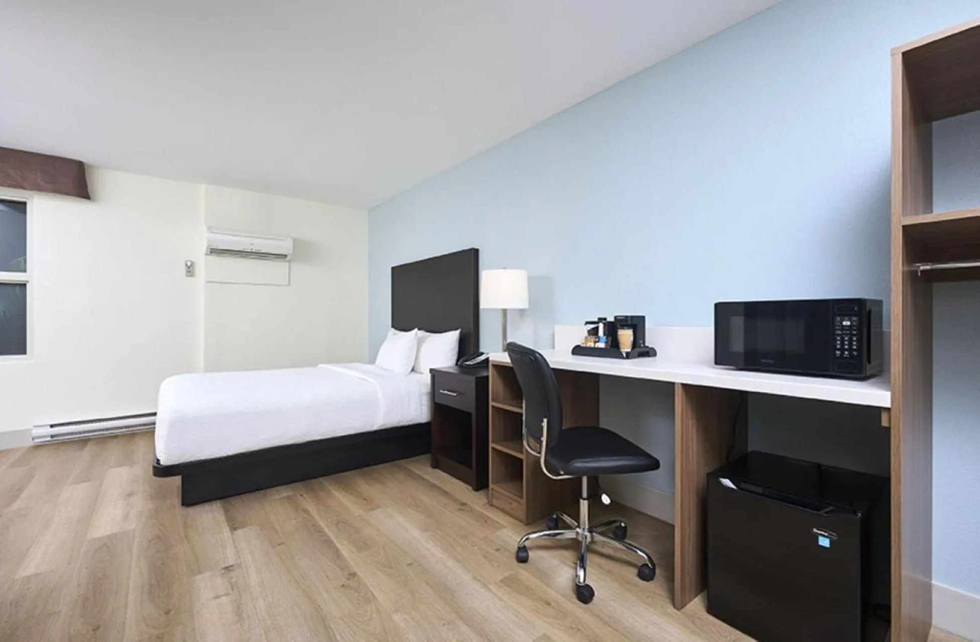 Bedroom, Bed in Canad Inns Destination Centre Windsor Park