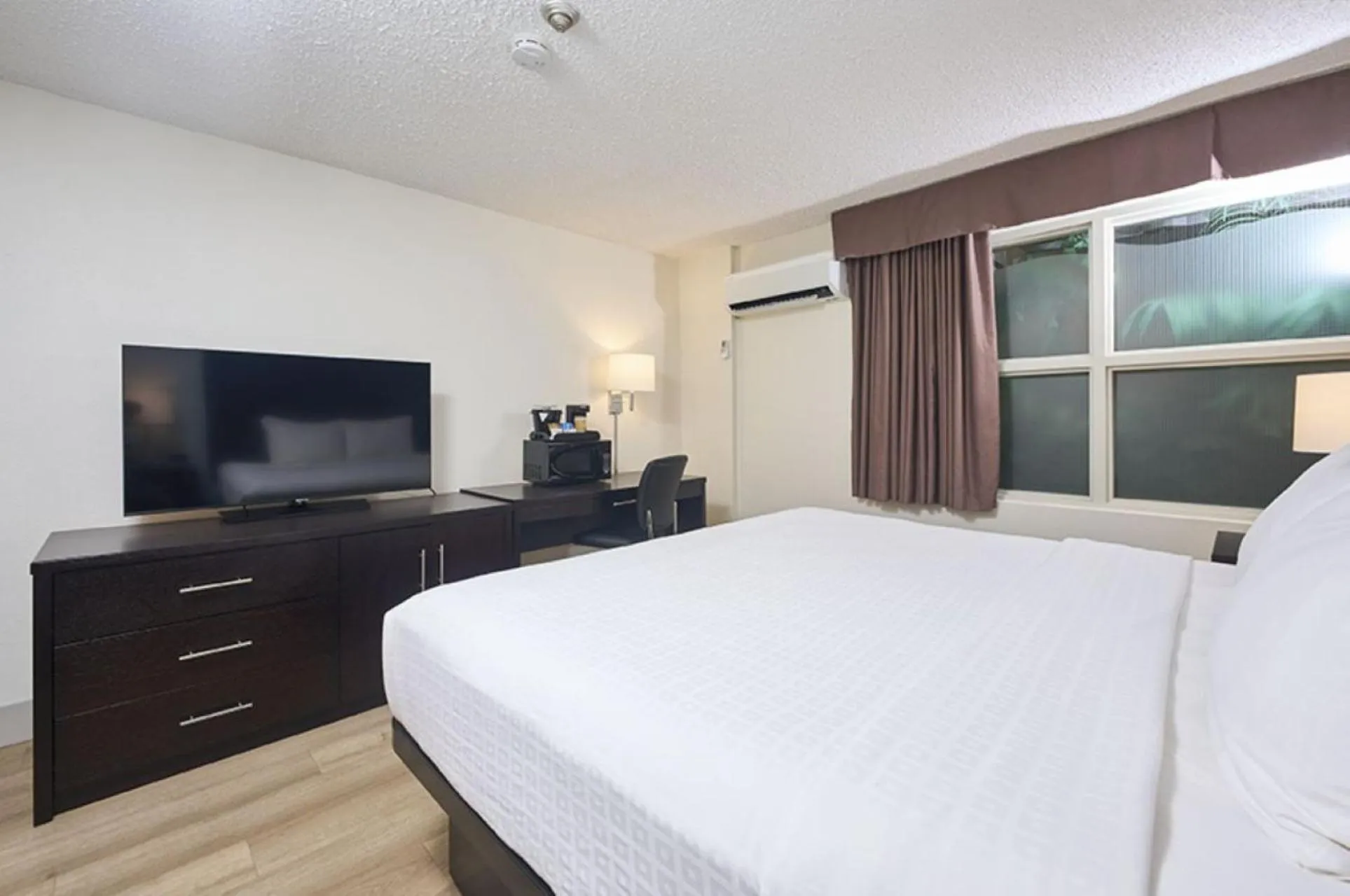 Bedroom, Bed in Canad Inns Destination Centre Windsor Park
