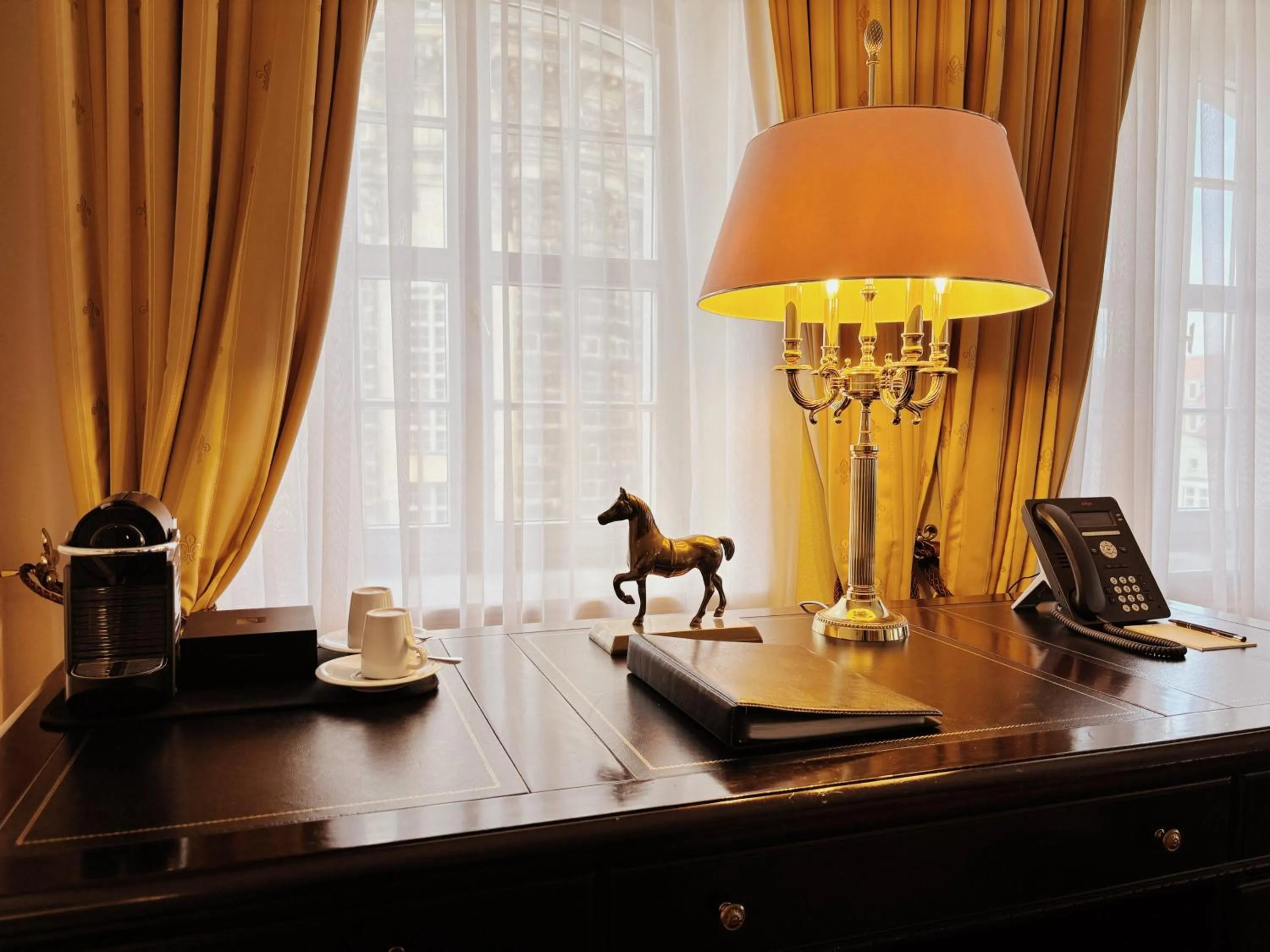 Business facilities in Hotel Suitess