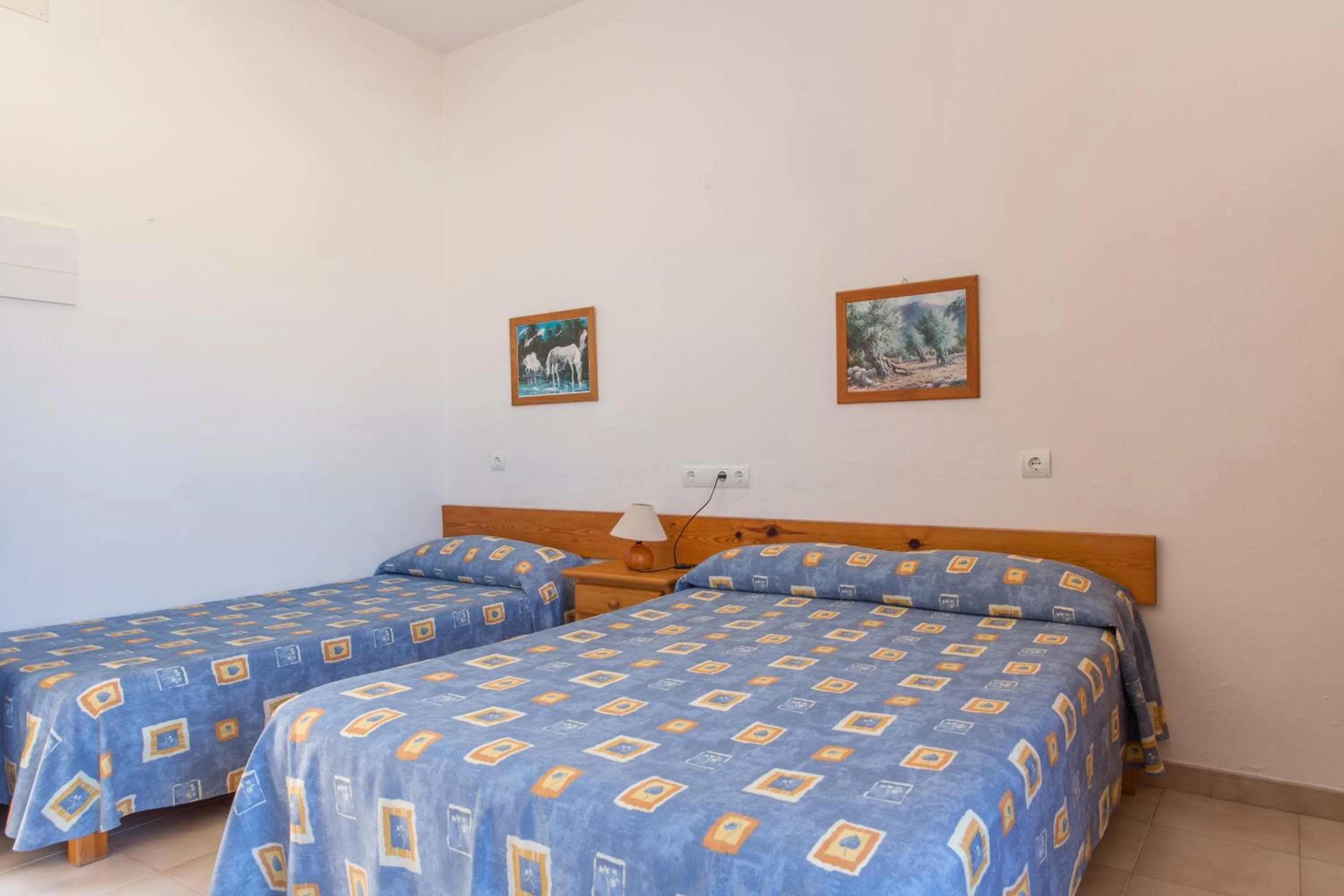 Property building, Bed in Hostal Mayans