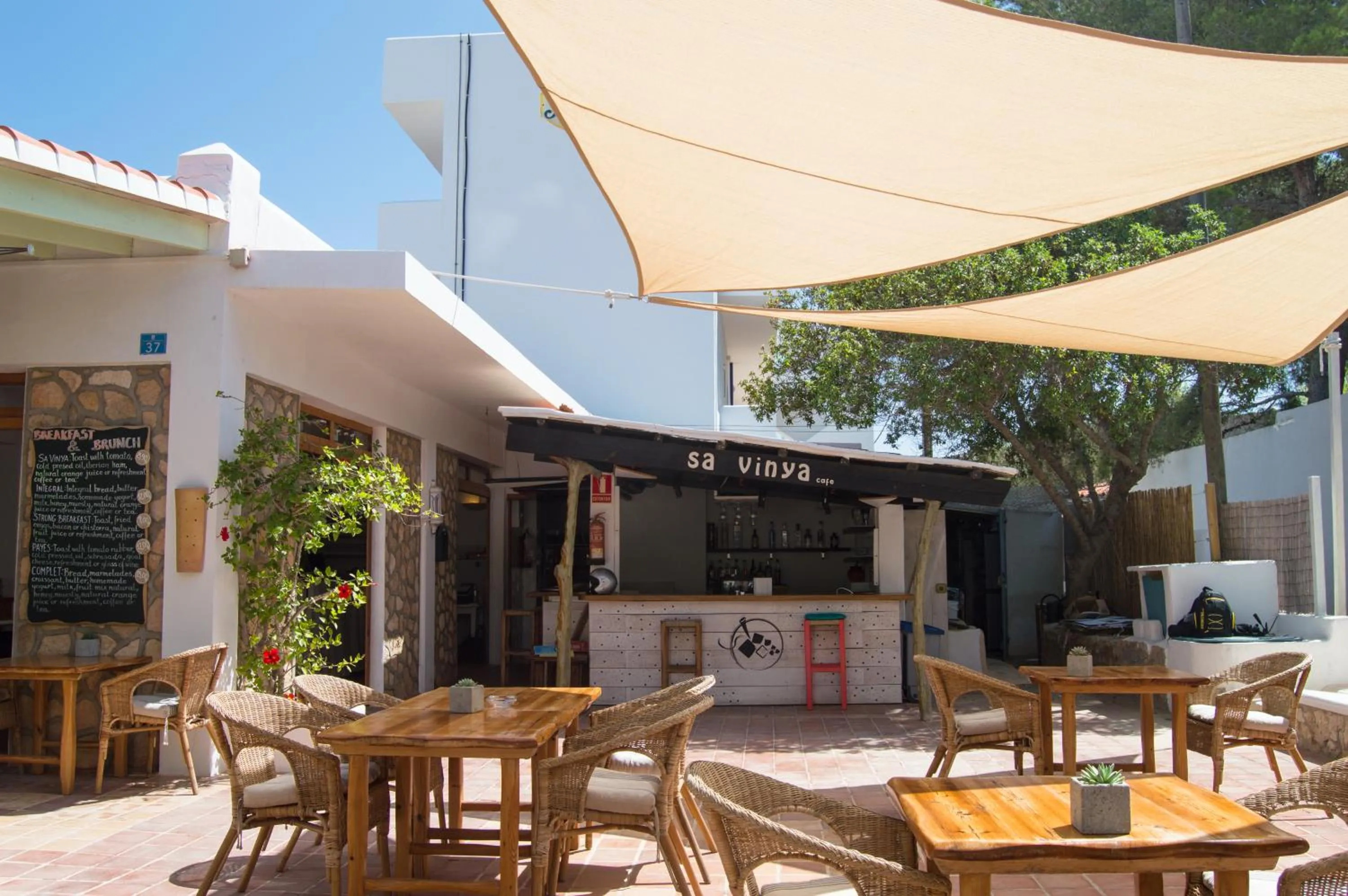 Restaurant/places to eat in Hostal Mayans