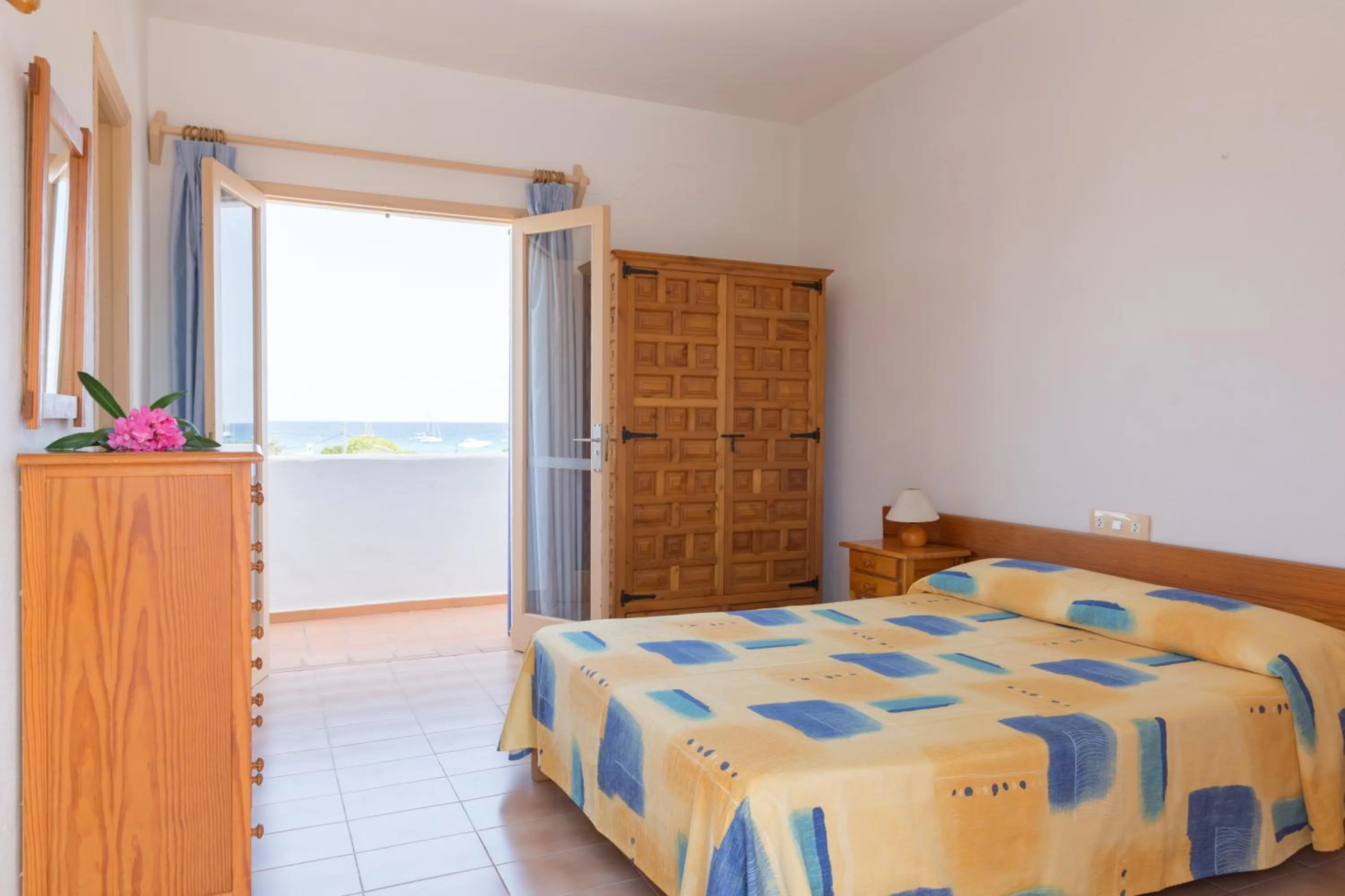 Property building, Bed in Hostal Mayans