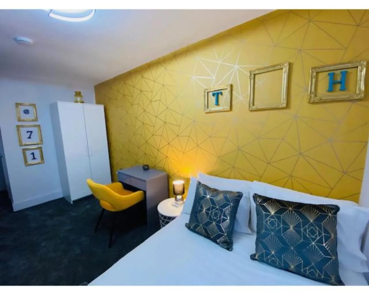 Bedroom, Bed in Townhouse PLUS @ Lower Beth Street Stoke