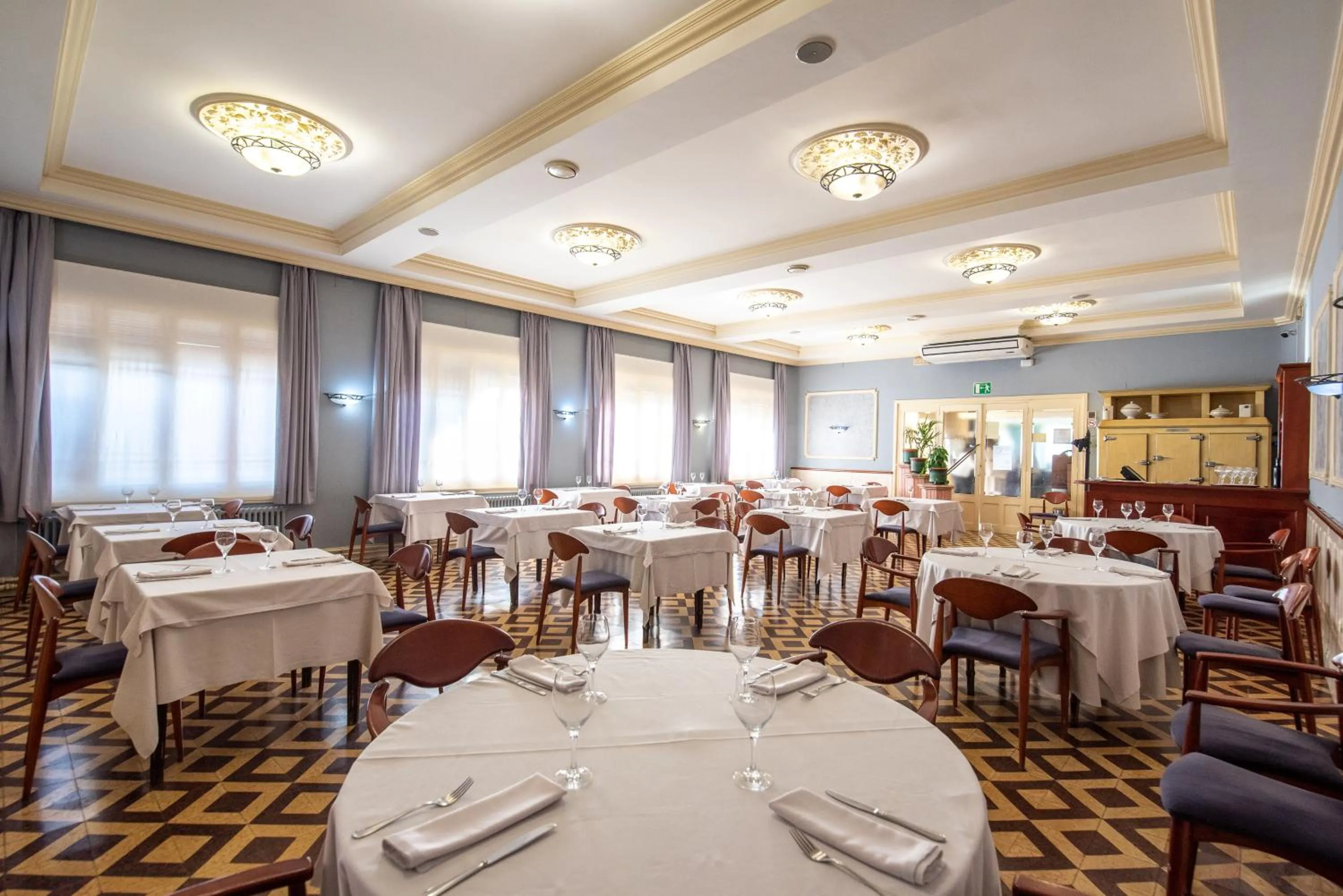 Restaurant/places to eat in Hotel Robert