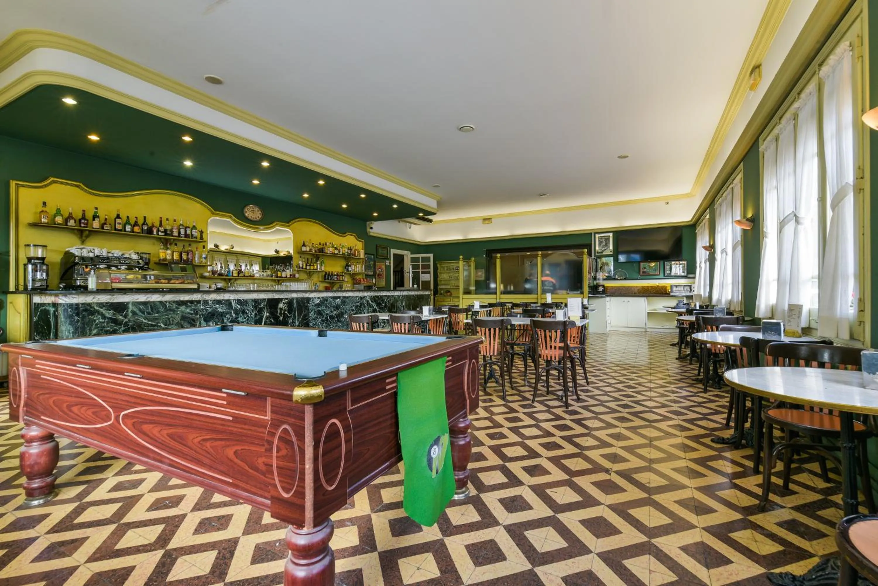 Billiard in Hotel Robert