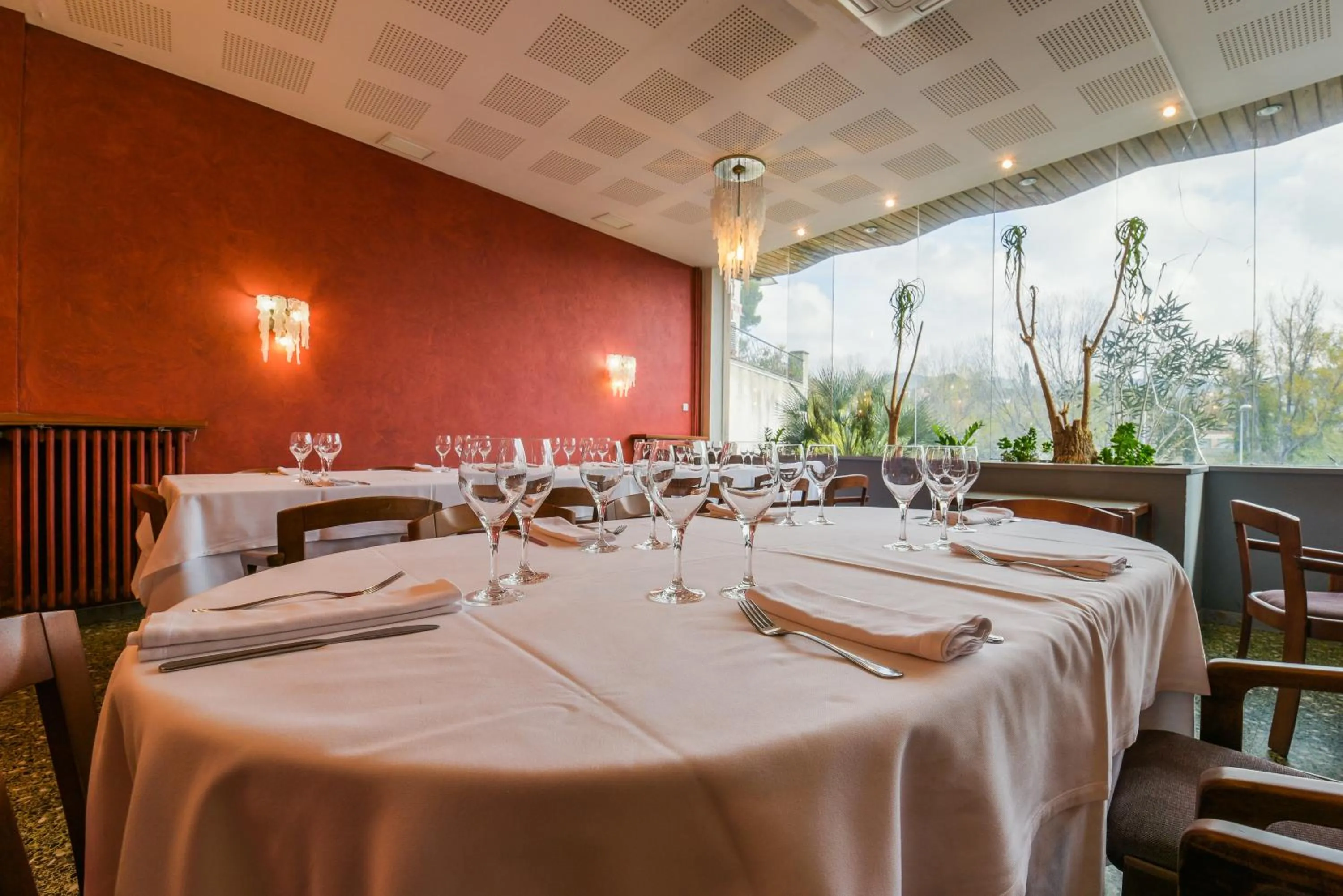 Restaurant/places to eat in Hotel Robert