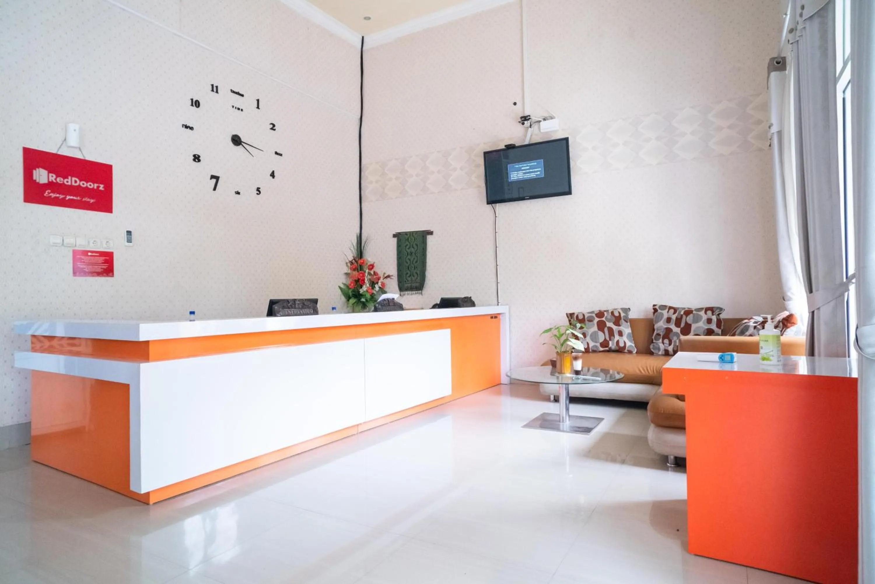 Lobby or reception in RedDoorz @ Jalan Pendidikan Mataram