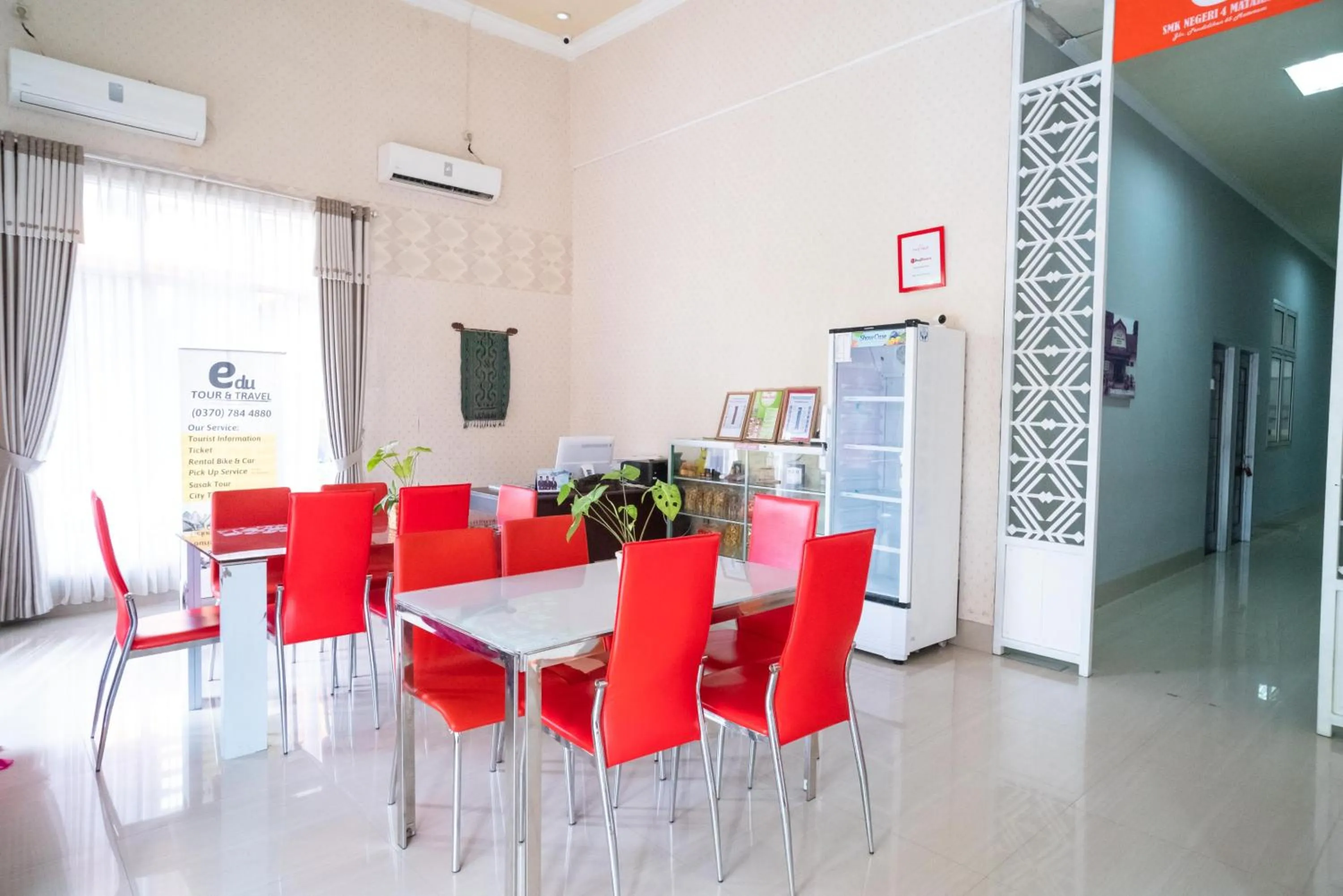 Dining area in RedDoorz @ Jalan Pendidikan Mataram