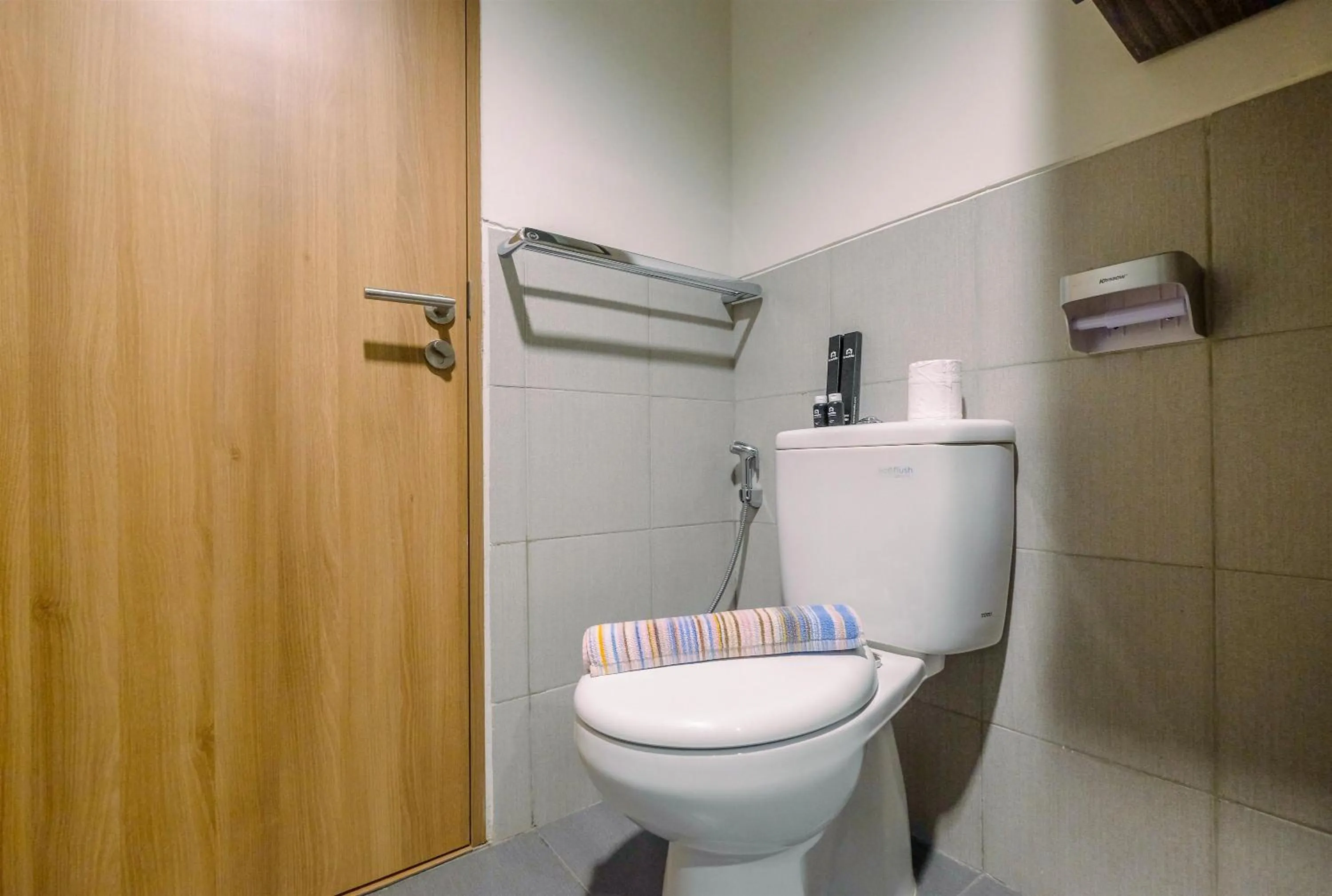 Bathroom in Minimalist Studio at 11st Floor Bogor Icon Apartment By Travelio