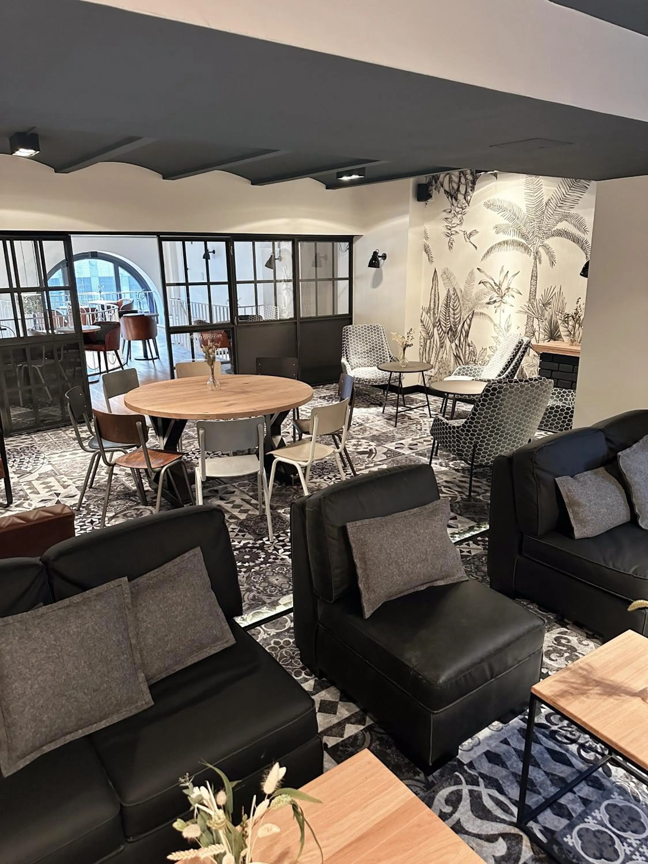 Communal lounge/ TV room in Hotel Berliner Hof by Coffee Fellows Hotels