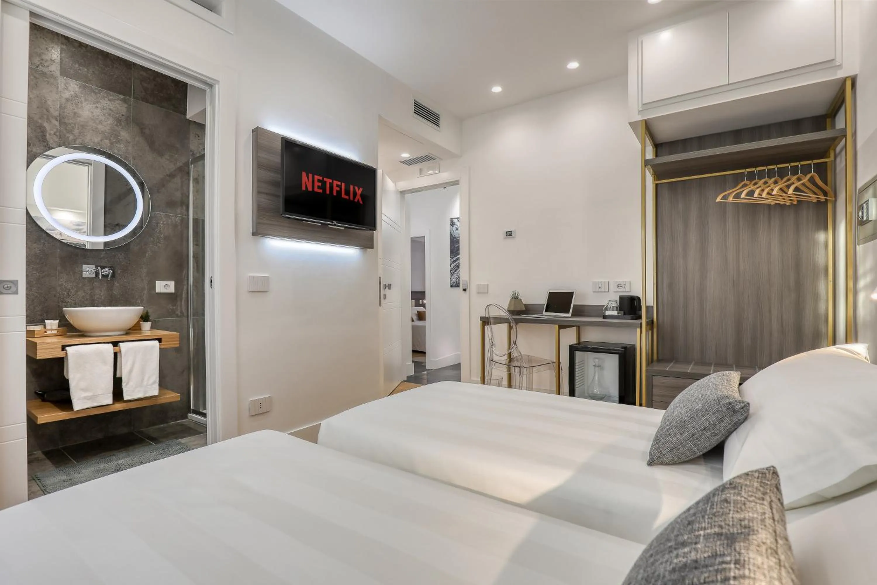 Photo of the whole room, Bed in Gallery Suite