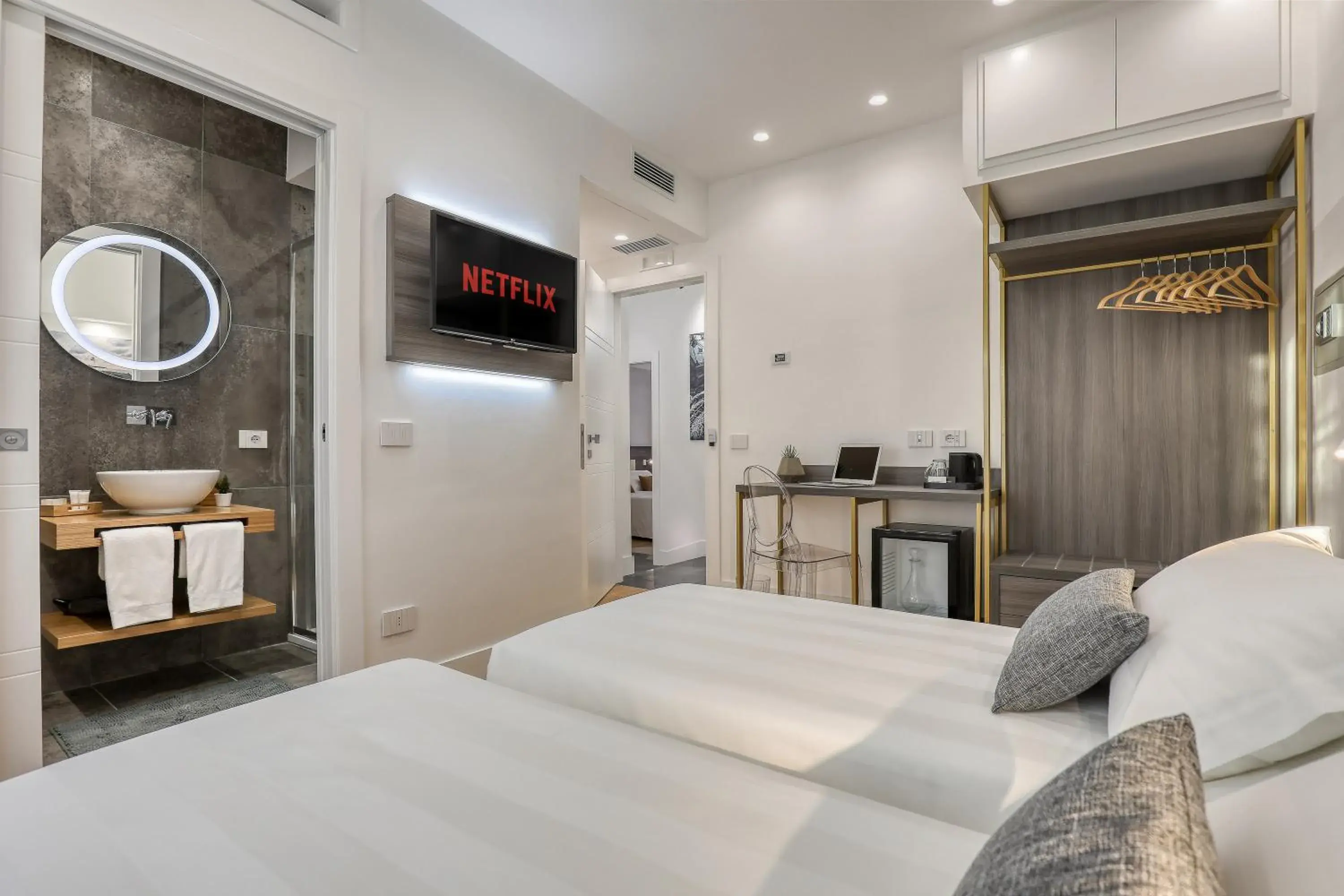 Twin Room with Private Bathroom - single occupancy in Gallery Suite Twin Room with Private Bathroom - single occupancy in Gallery Suite