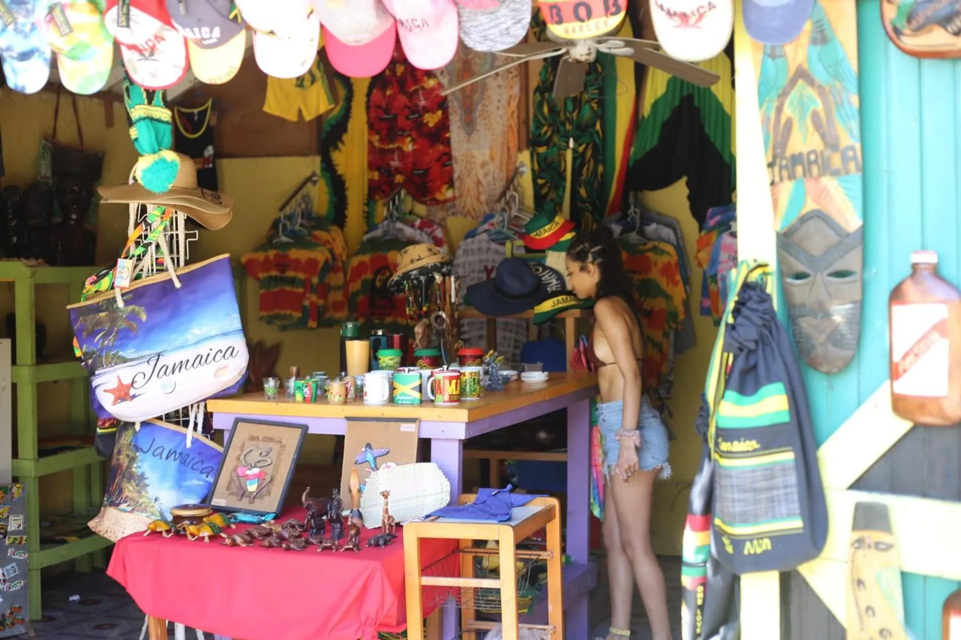 Beach in Contemporary Ocean view 2bed Carib Ocho Rios Condo