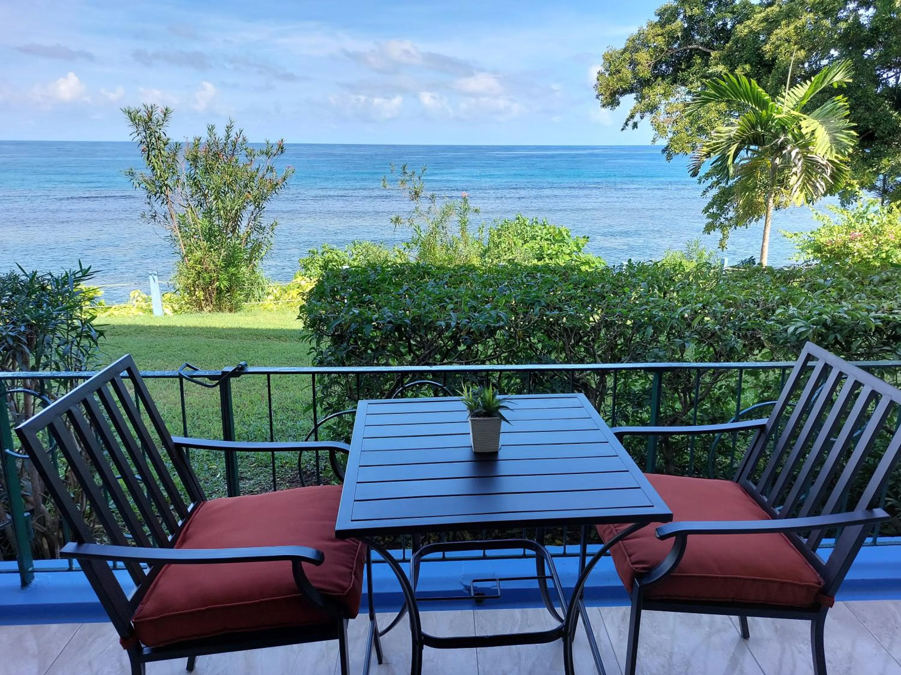 Sea view in Contemporary Ocean view 2bed Carib Ocho Rios Condo