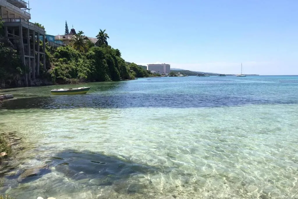 Beach in Contemporary Ocean view 2bed Carib Ocho Rios Condo