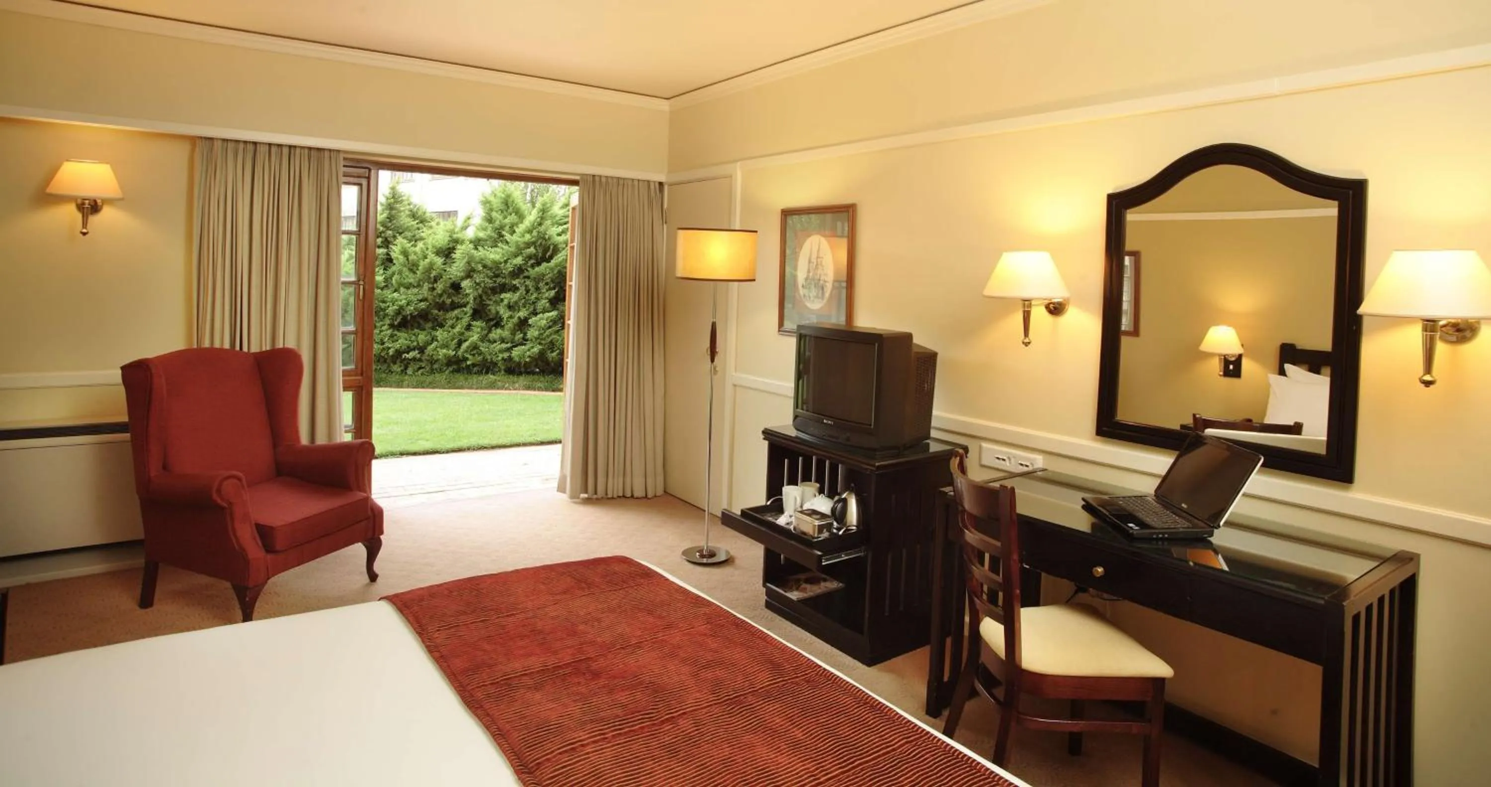 Photo of the whole room, Bed in Southern Sun Bloemfontein