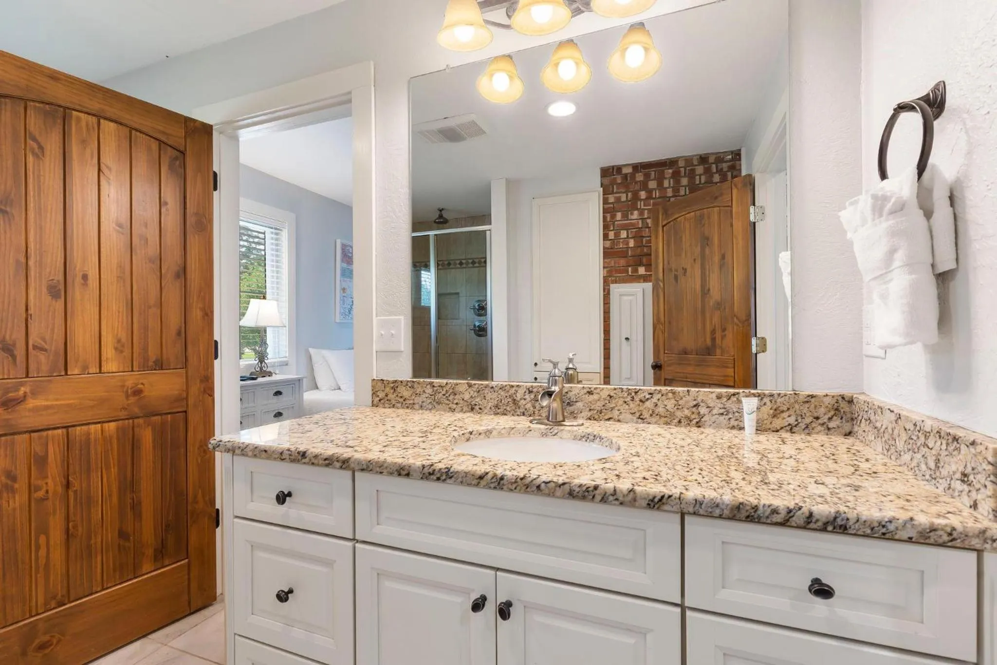 Lake Escape Lakefront Lodge at Red Bud Cove