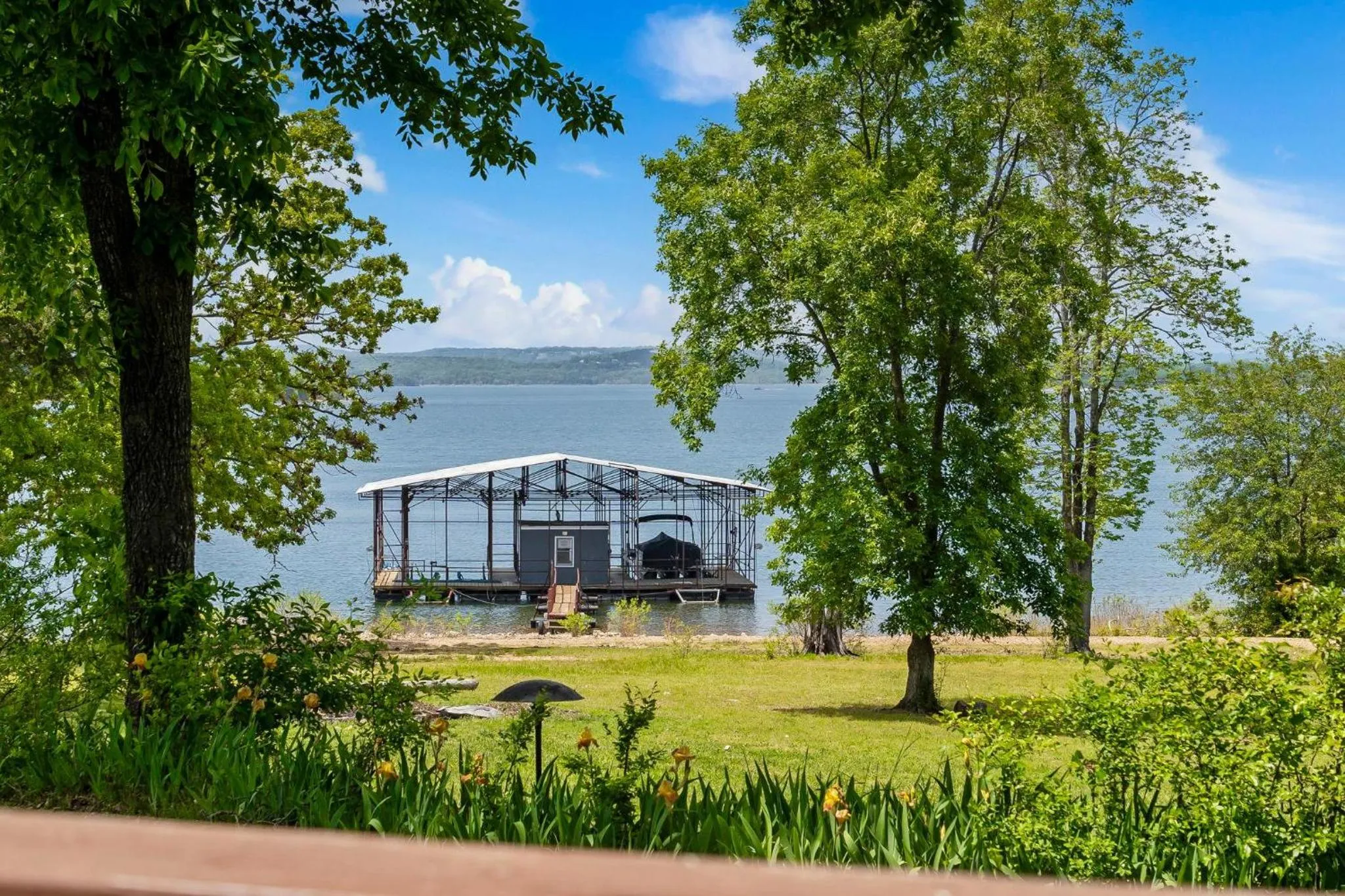 Lake Escape Lakefront Lodge at Red Bud Cove