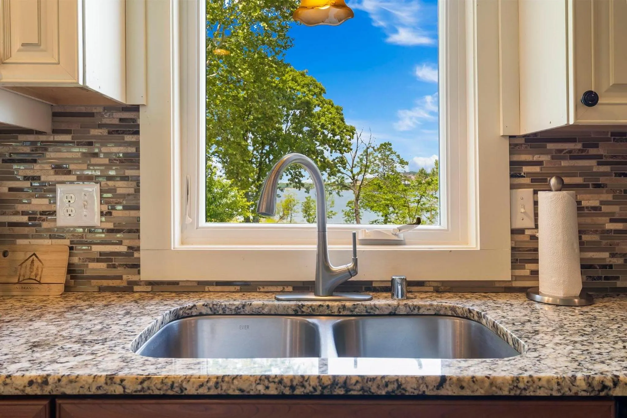 Lake Escape Lakefront Lodge at Red Bud Cove