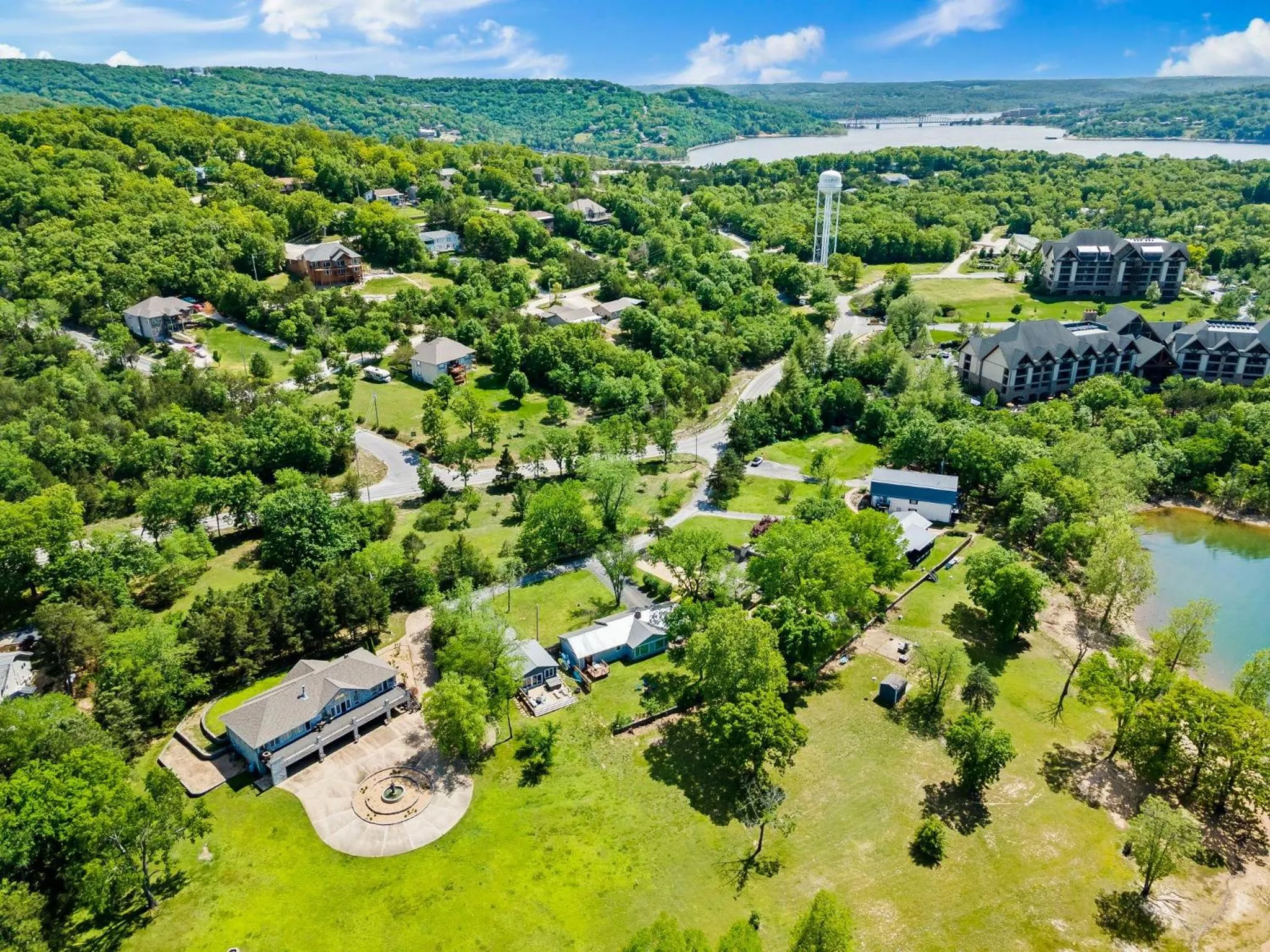 Lake Escape Lakefront Lodge at Red Bud Cove