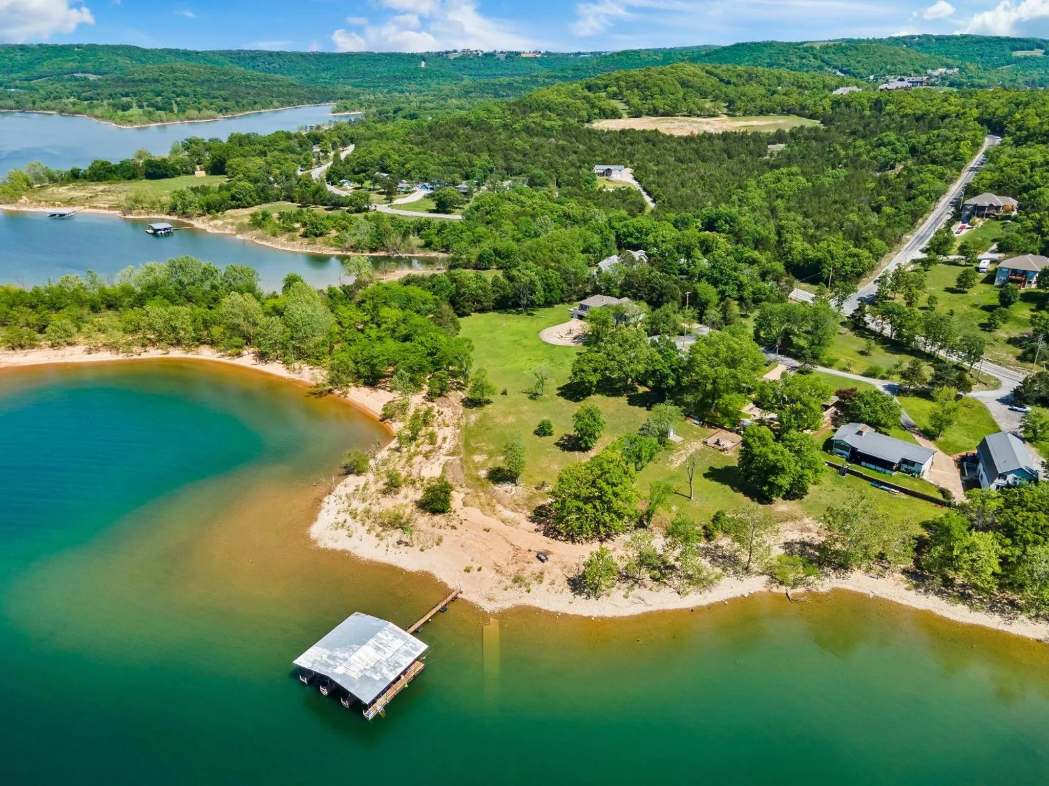 Lake Escape Lakefront Lodge at Red Bud Cove