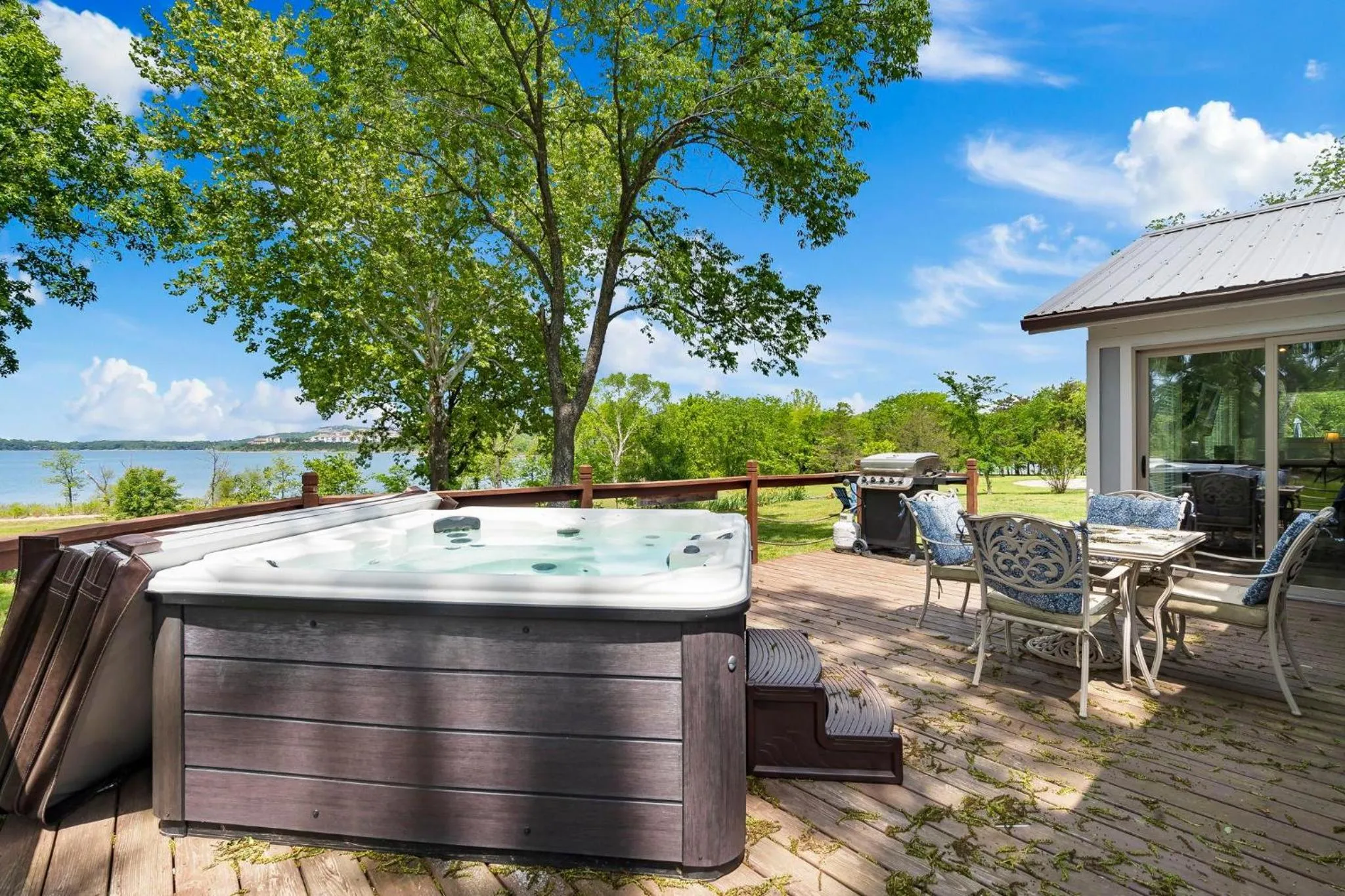 Lake Escape Lakefront Lodge at Red Bud Cove