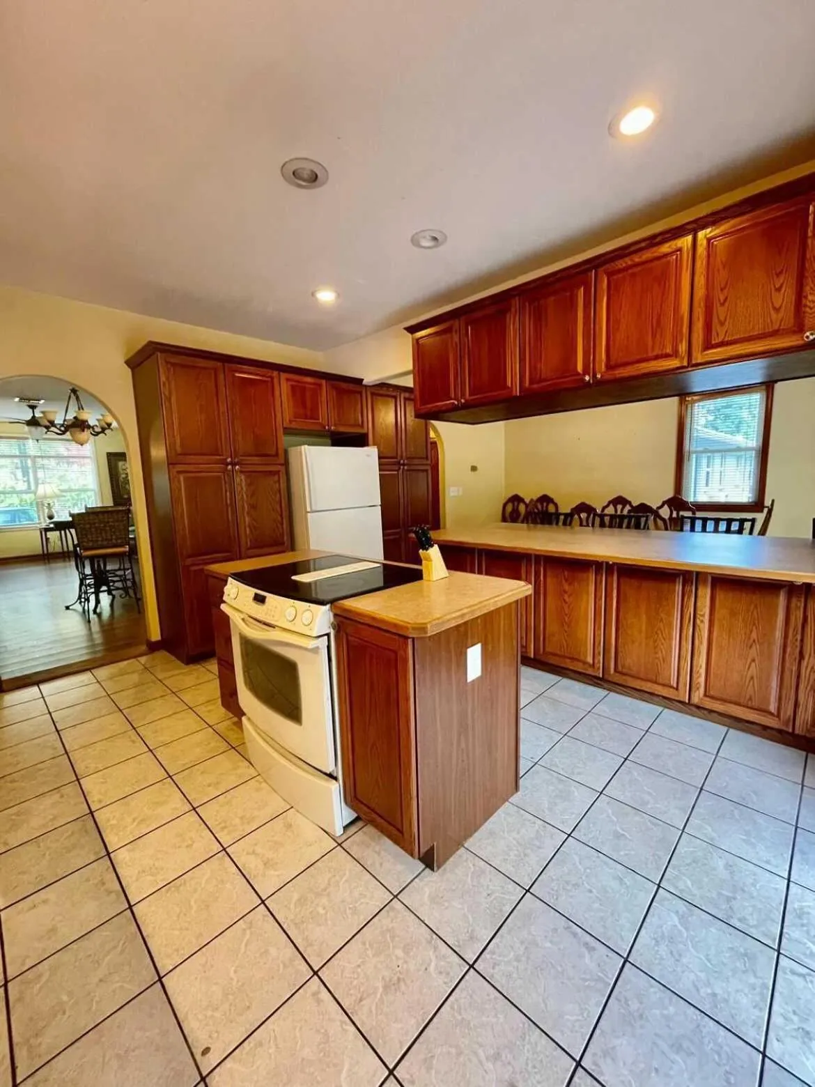 Kitchen or kitchenette in Geneva Hotel & Tiki Bar