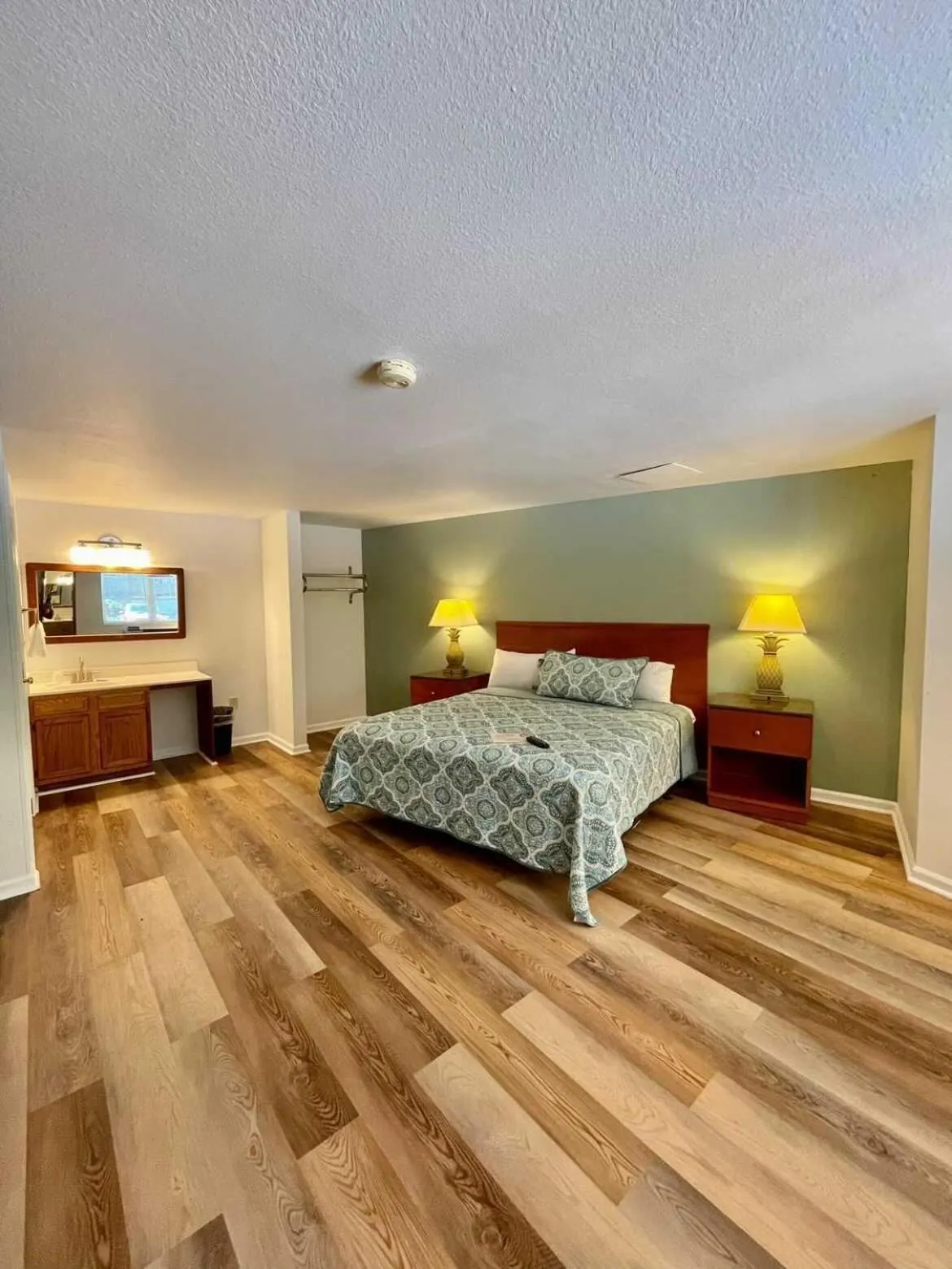 Bed in Geneva Hotel & Tiki Bar