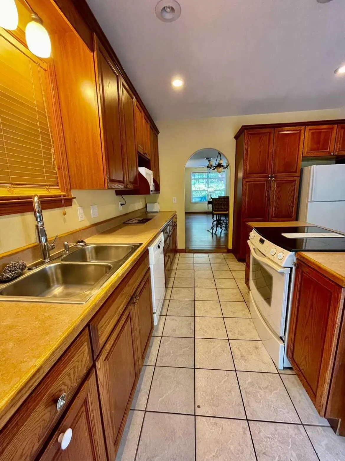 Kitchen or kitchenette in Geneva Hotel & Tiki Bar