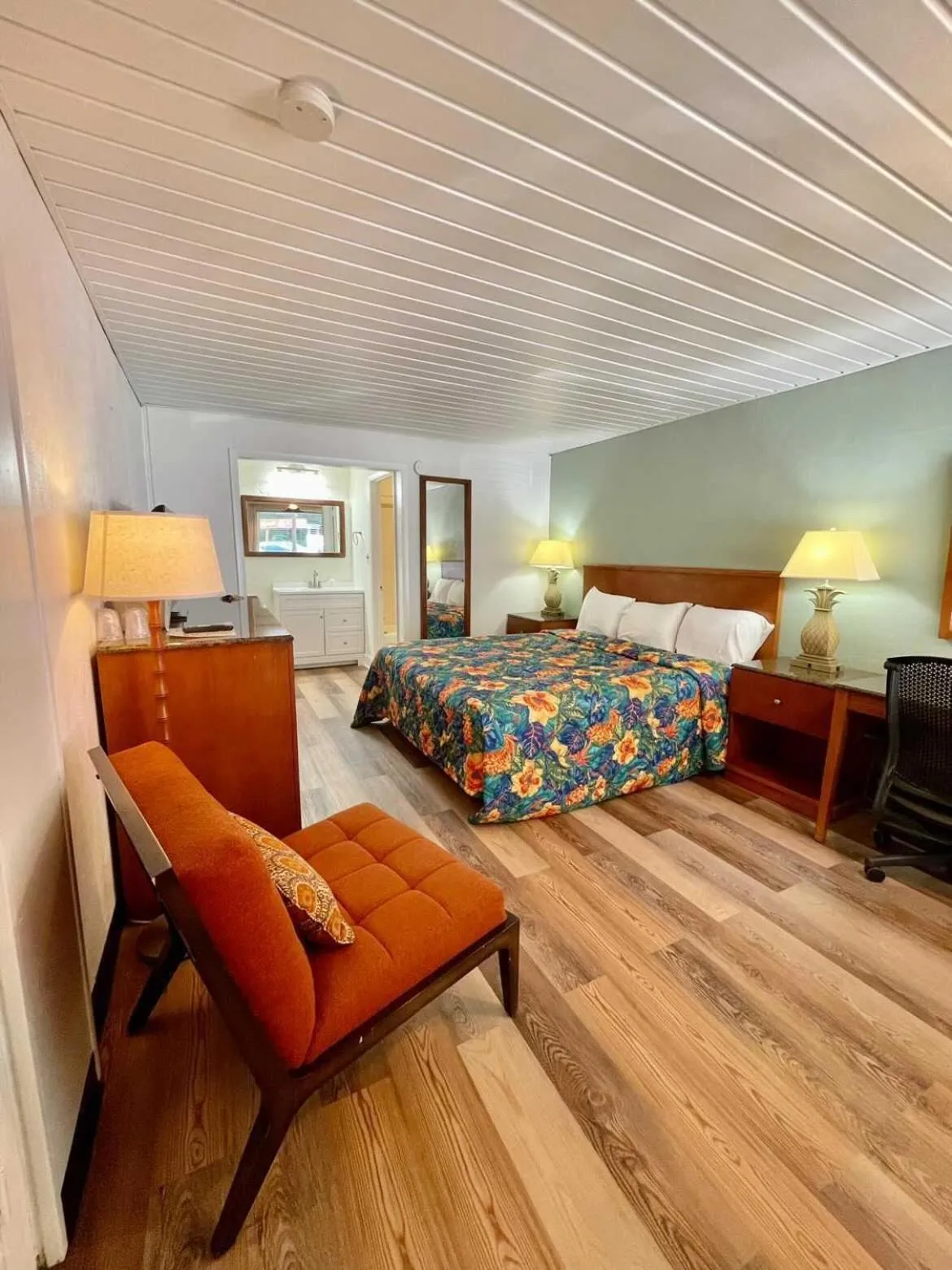 Bed in Geneva Hotel & Tiki Bar