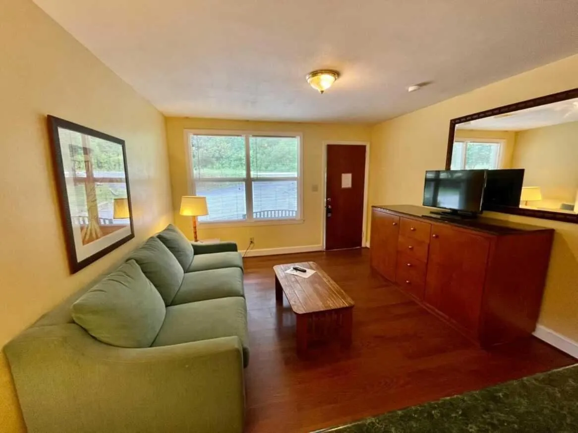 TV and multimedia in Geneva Hotel & Tiki Bar