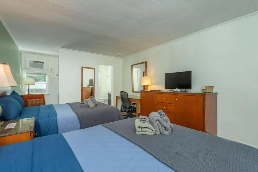 Geneva Hotel & Tiki Bar