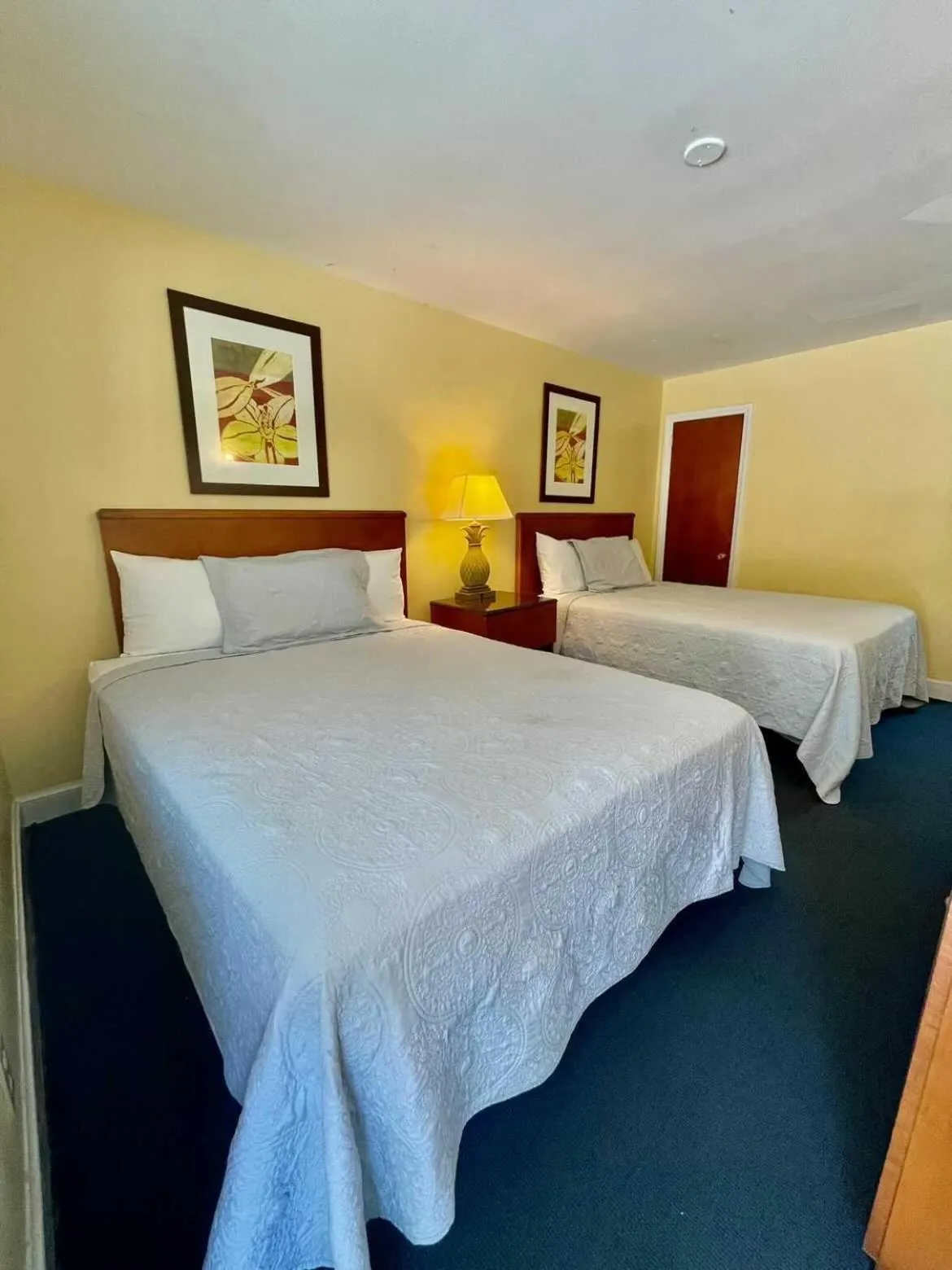 Photo of the whole room in Geneva Hotel & Tiki Bar