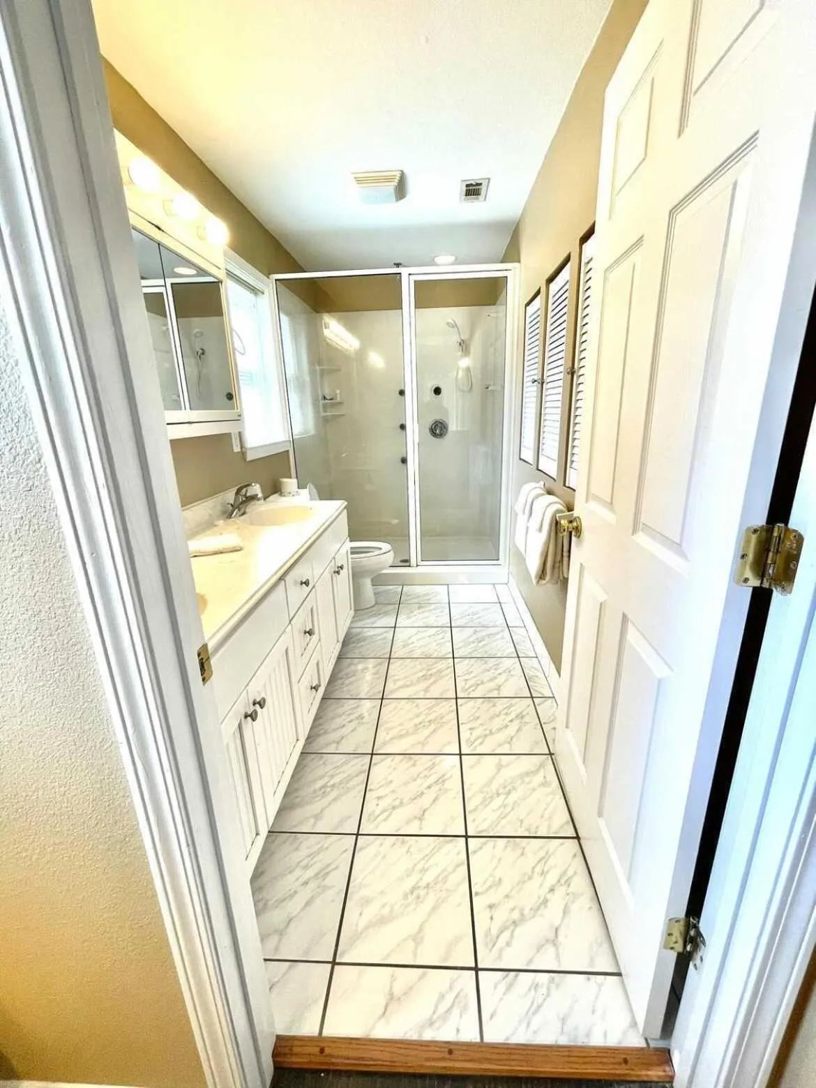 Bathroom in Geneva Hotel & Tiki Bar