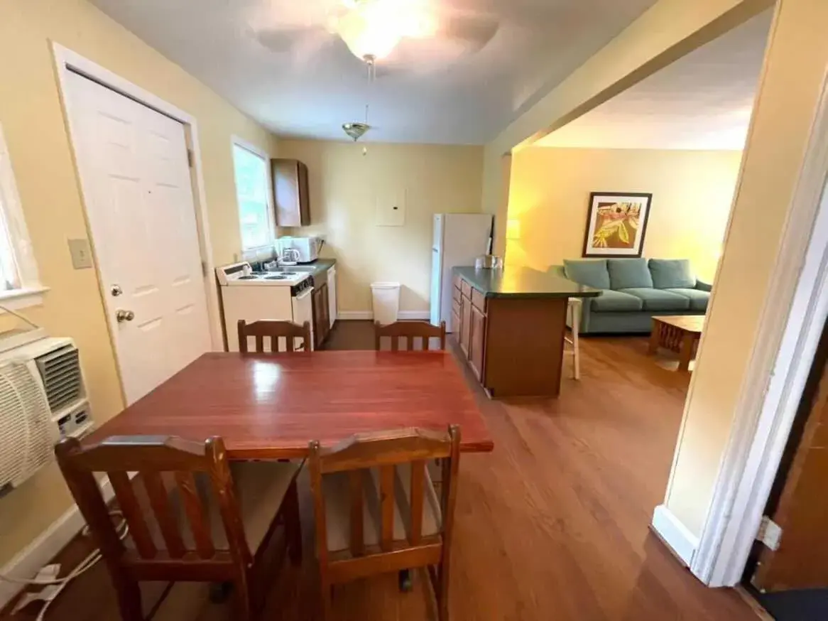 Apartment in Geneva Hotel & Tiki Bar Apartment in Geneva Hotel & Tiki Bar