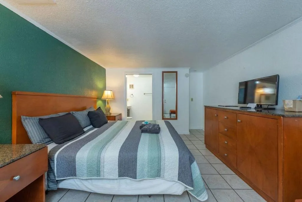 Bed in Geneva Hotel & Tiki Bar