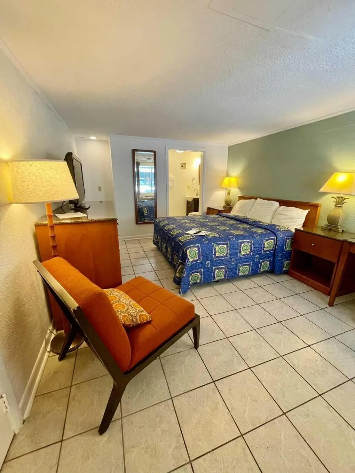 Photo of the whole room in Geneva Hotel & Tiki Bar