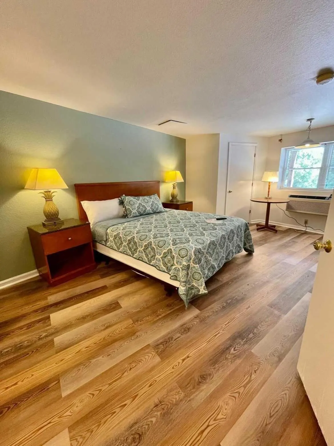 Bed in Geneva Hotel & Tiki Bar