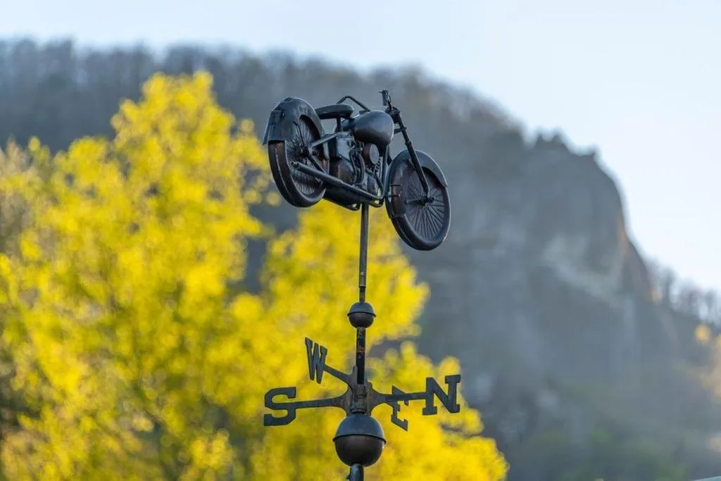 Geneva Hotel & Tiki Bar