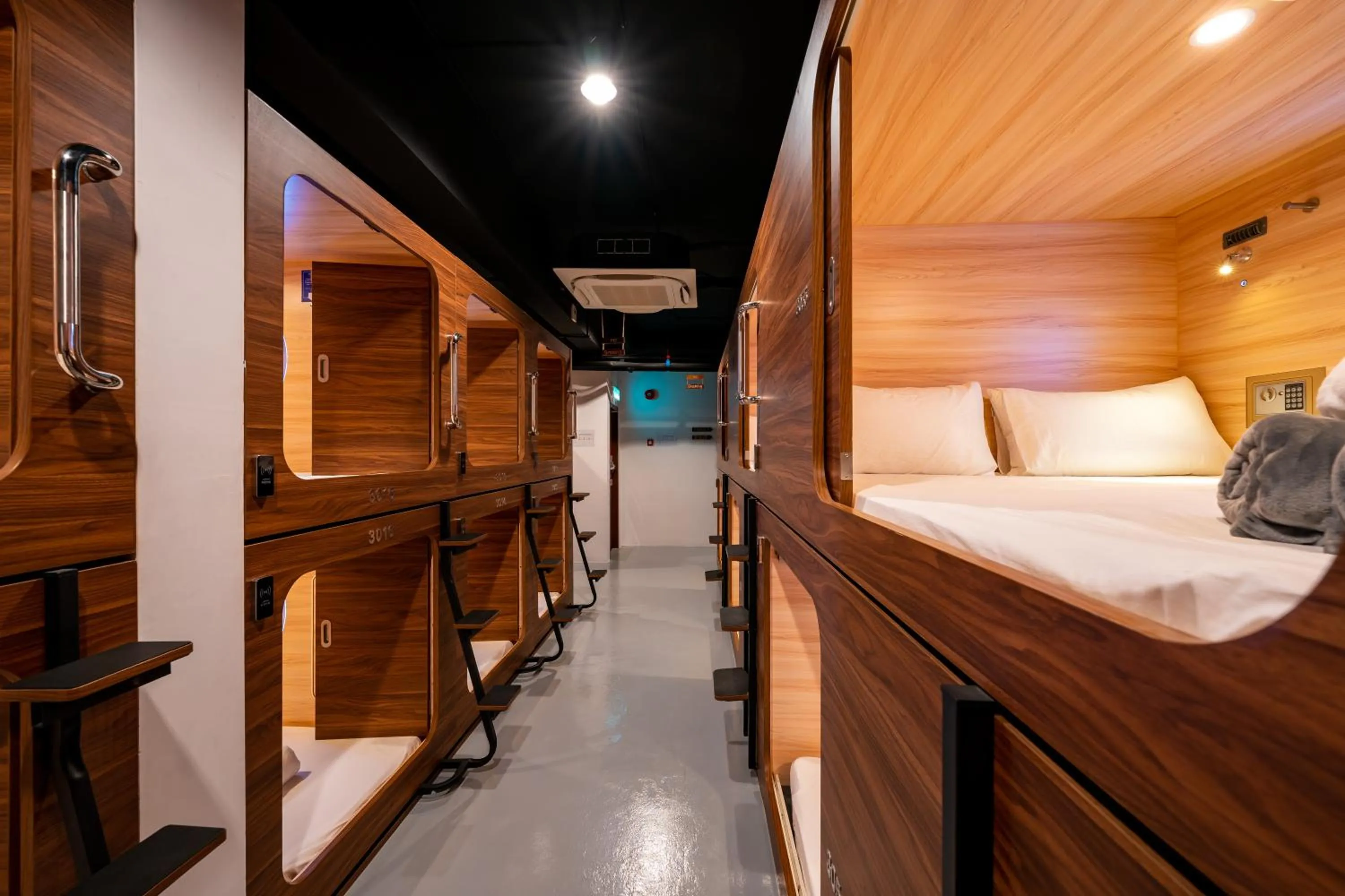 Bed in Jpod Capsule Hotel
