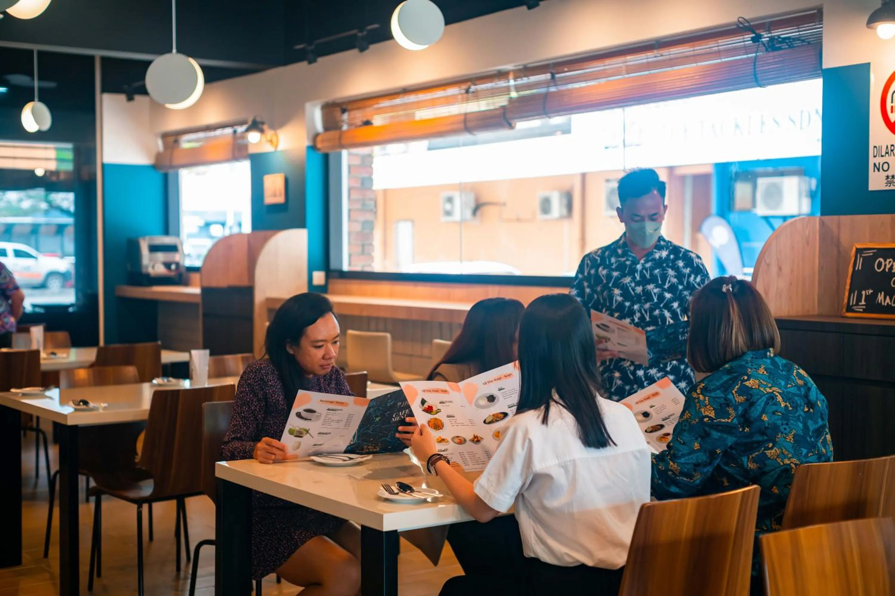 Restaurant/places to eat in Jpod Capsule Hotel