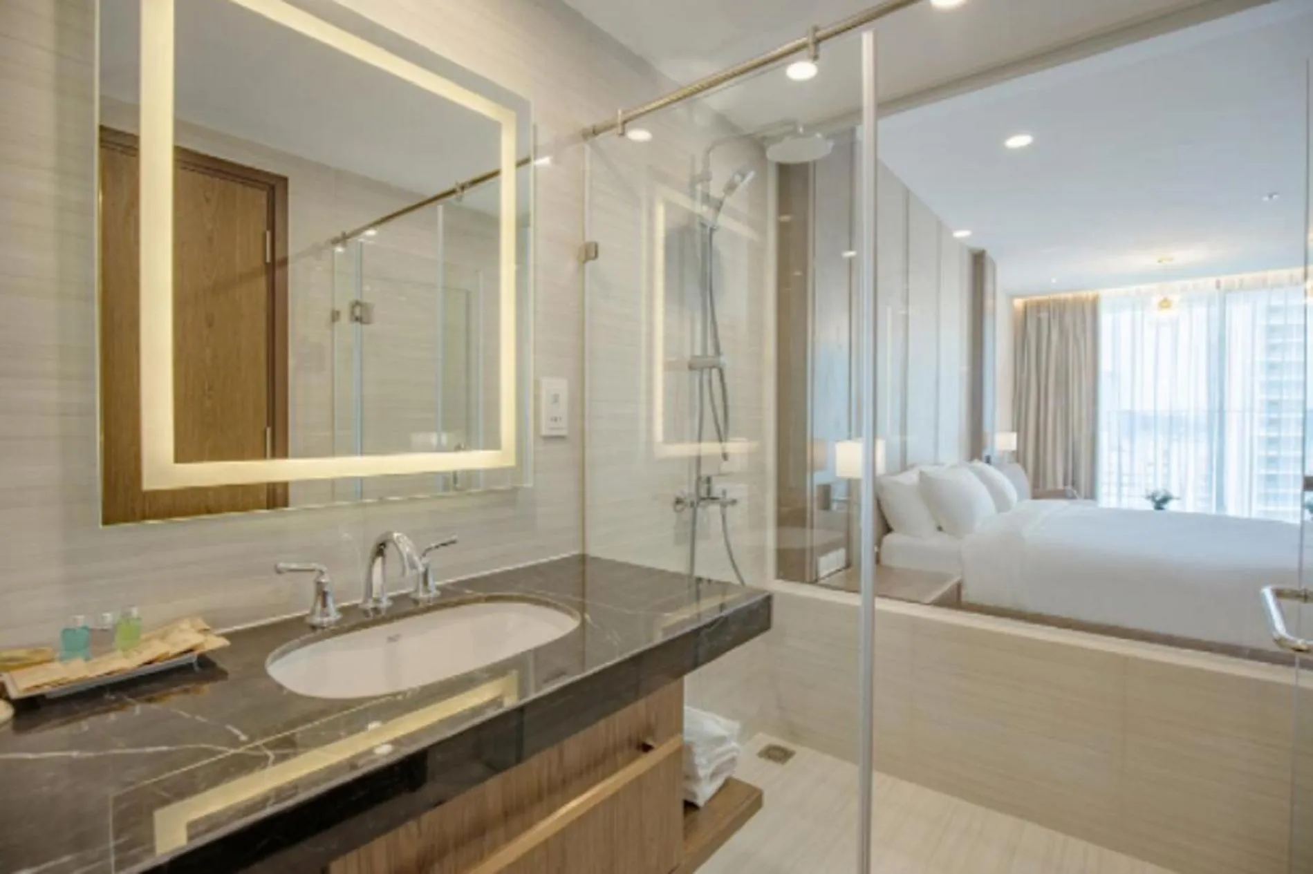 Shower, Bed in RIS Panorama Condotel