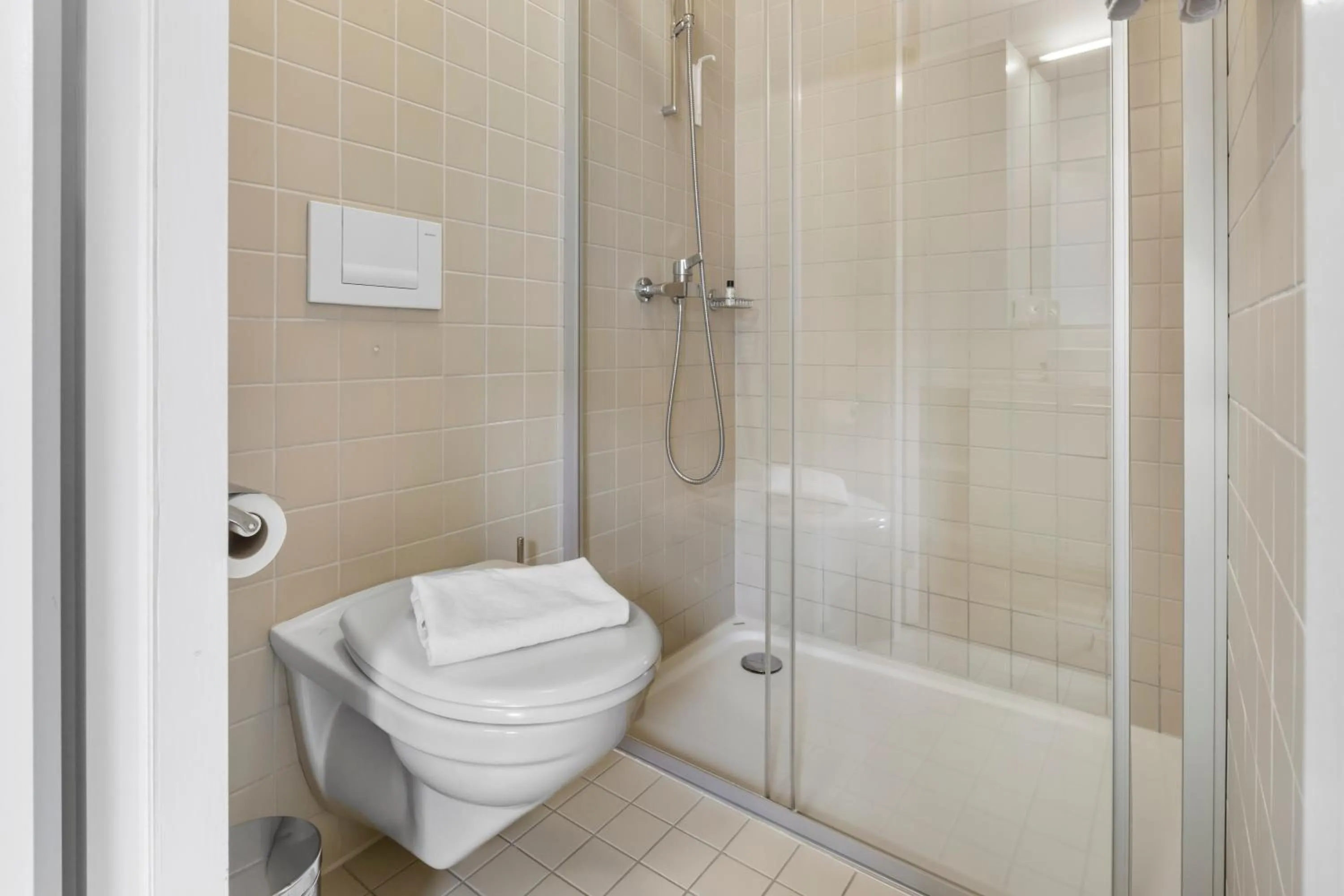 Shower in Hôtel de la Poste Sierre