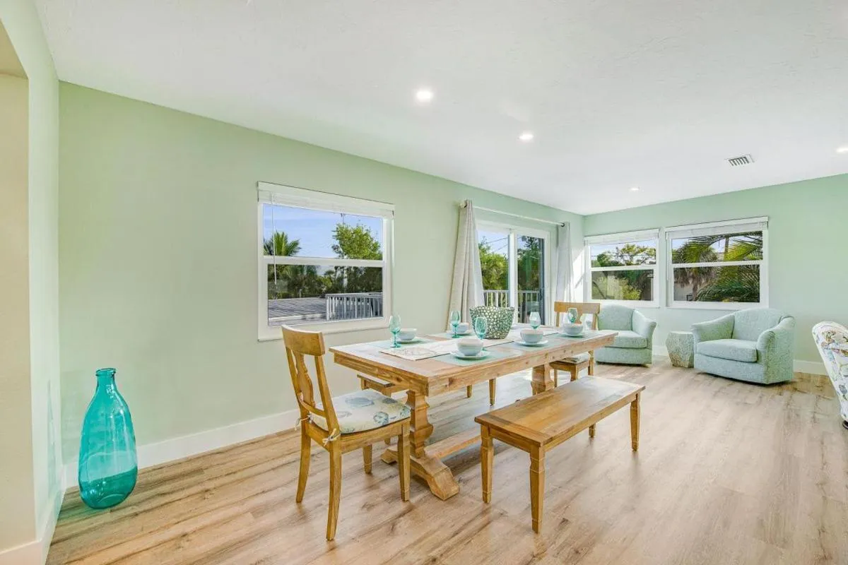 Dining area in Siesta Key Island Rentals