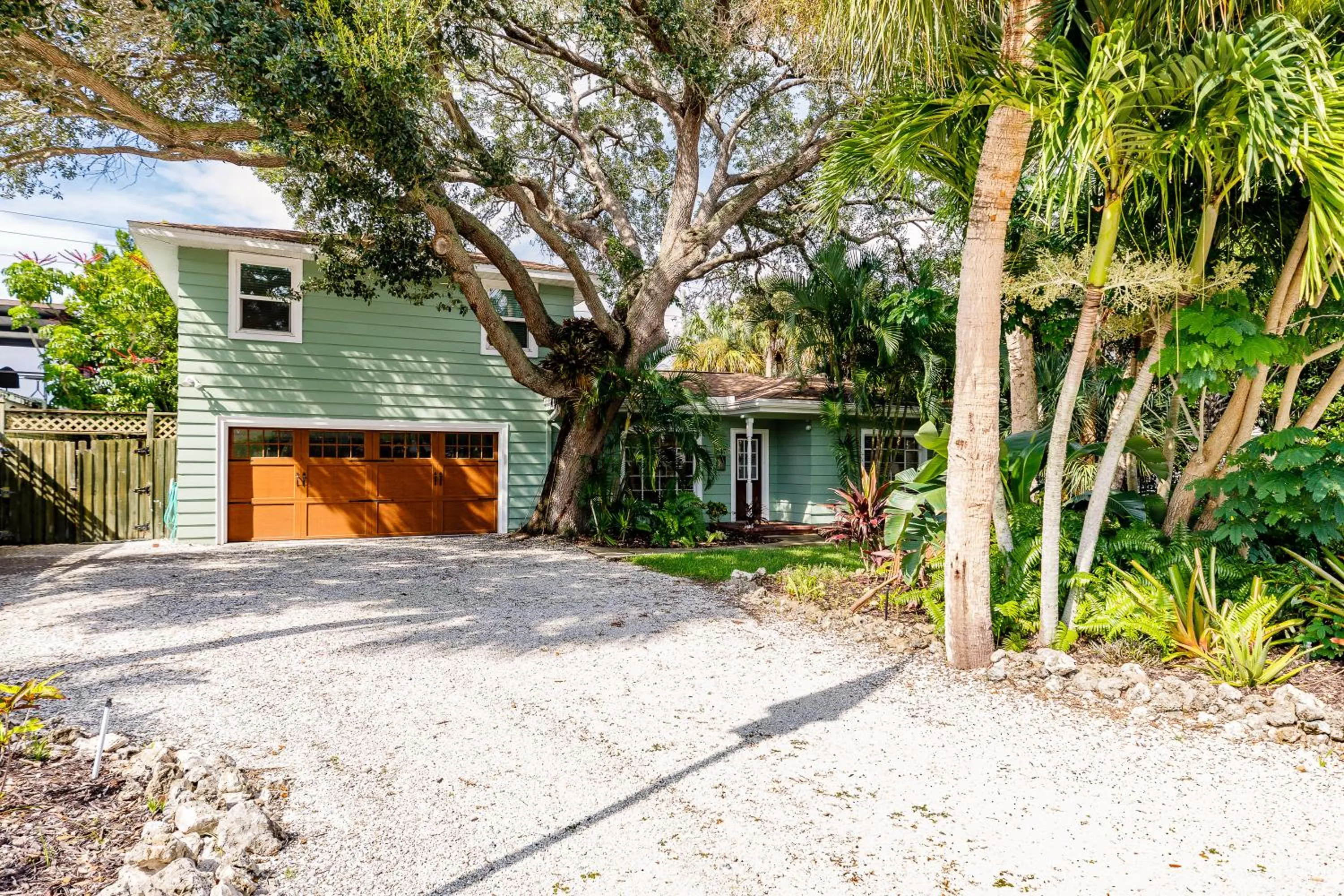 Property building in Siesta Key Island Rentals