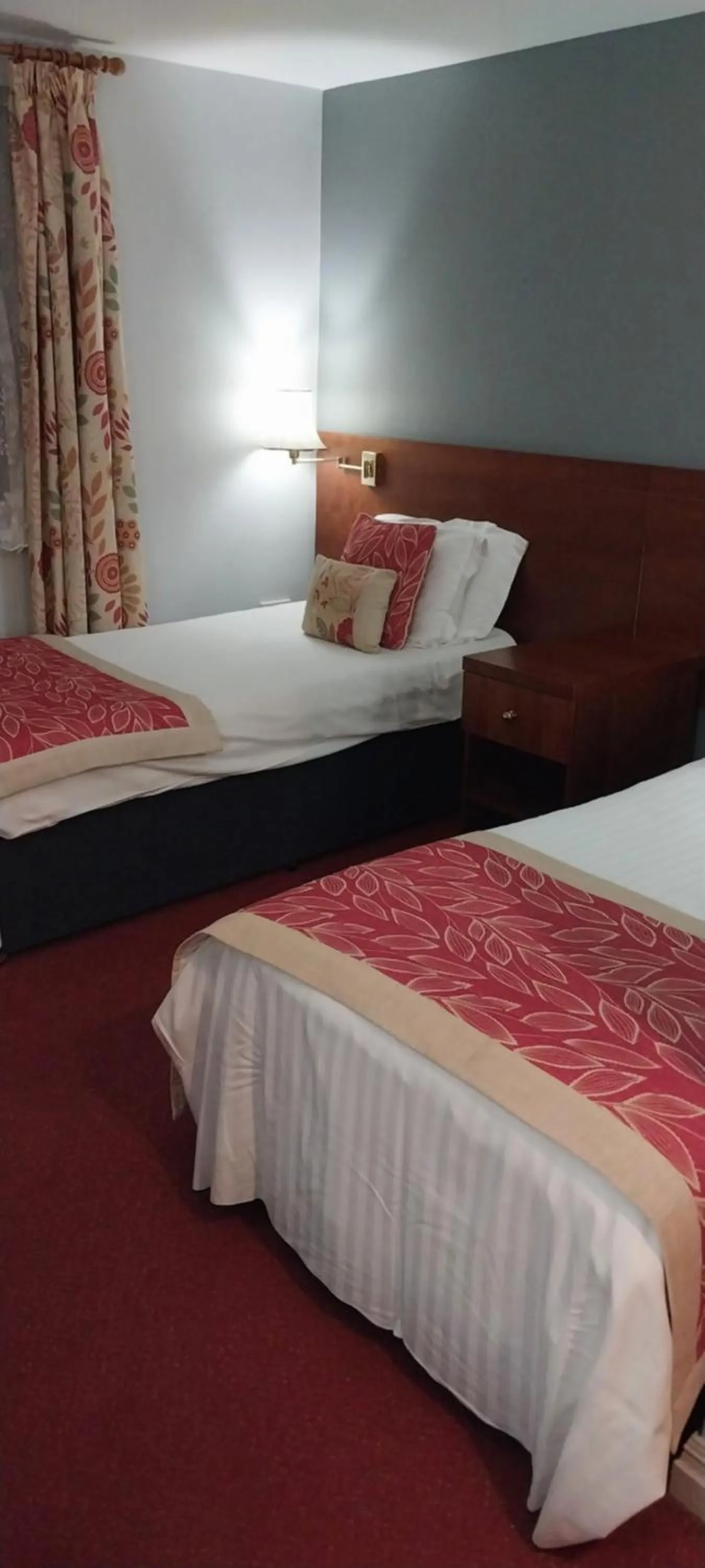 Bed in The Emmbrook Inn Hotel